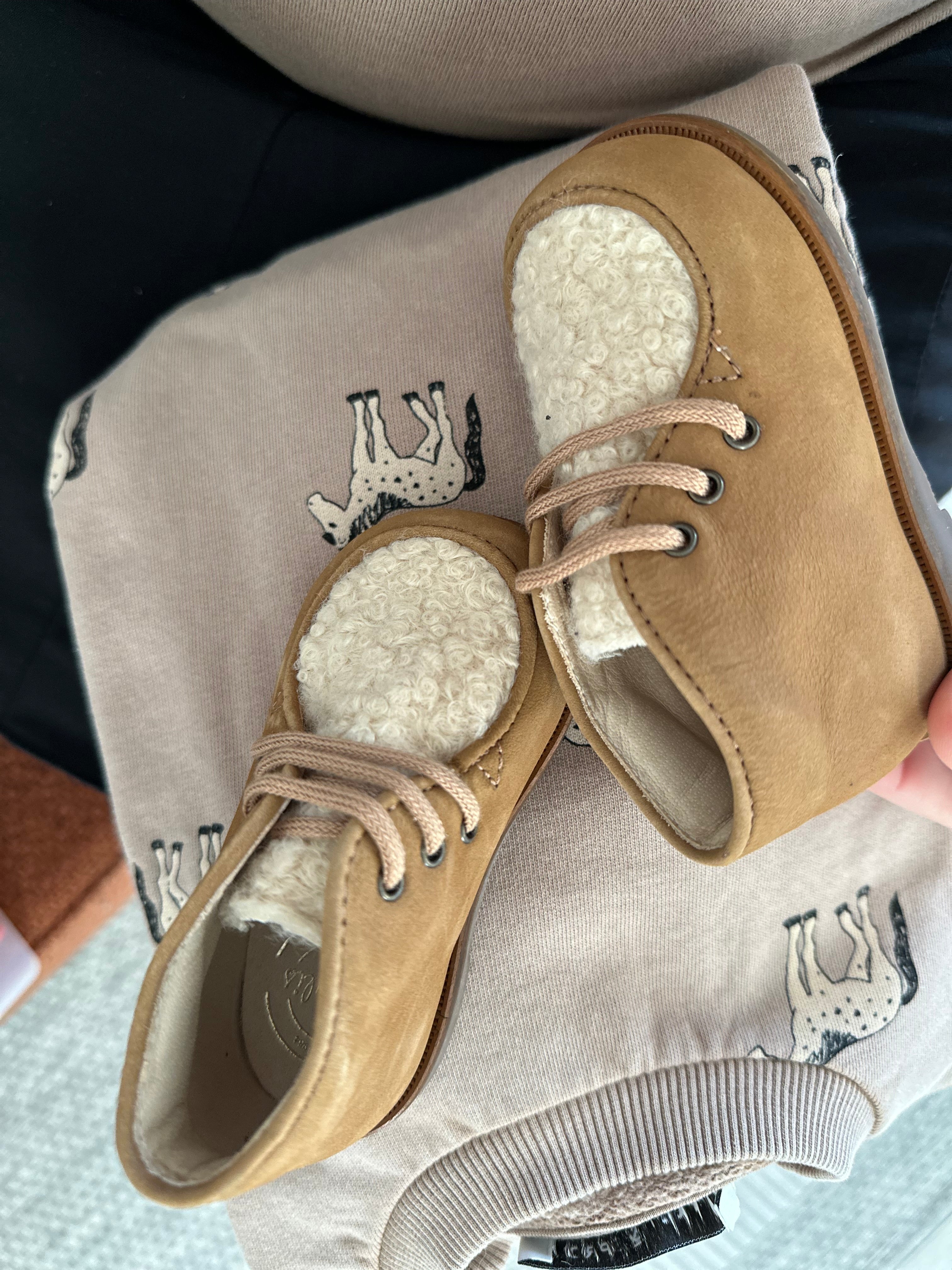 Beberlis Soft Sand & White Shearling Baby Booties - Warm Winter Booties for Infants & Toddlers - Cozy Indoor & Outdoor Baby Shoes for Boys & Girls