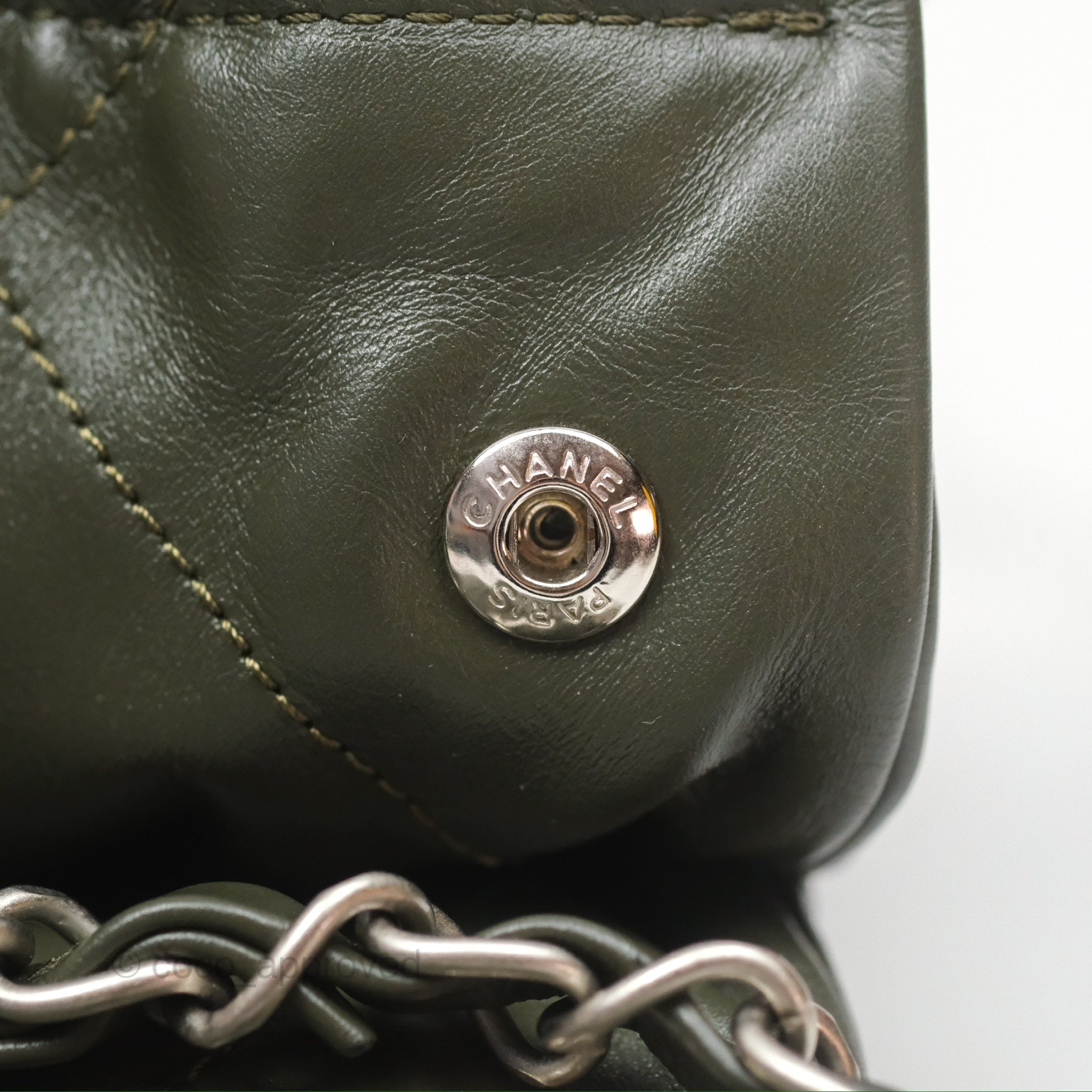 Chanel 22 Medium Handbag in Green Shiny Calfskin with Ruthenium Hardware - Luxury Crossbody Bag for Women, Perfect for Date Night & Evening Events