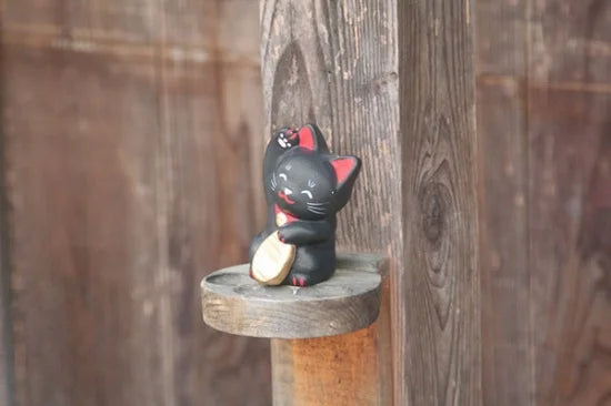 Nagahama Doll Japanese Maneki Neko (Beckoning Cat) Black Lucky Cat Figurine - Traditional Japanese Good Luck Charm for Home, Office & Business Decor