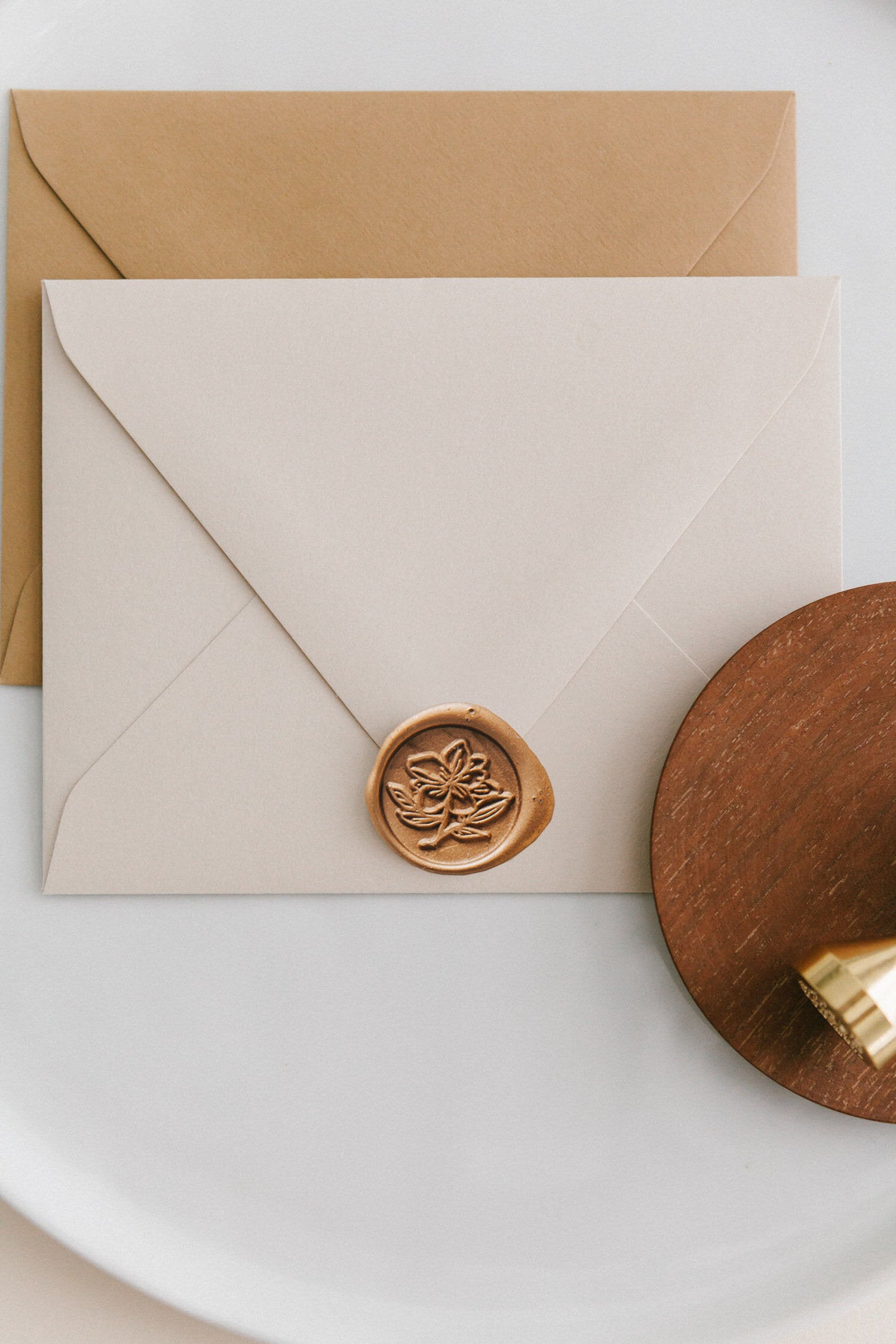 Magnolia Wax Seal Stamp Kit - Elegant Personalized Wax Seal Stamps for Wedding Invitations, Letters & DIY Crafts - Vintage Wax Seal Stamp with Custom Initials & Floral Design