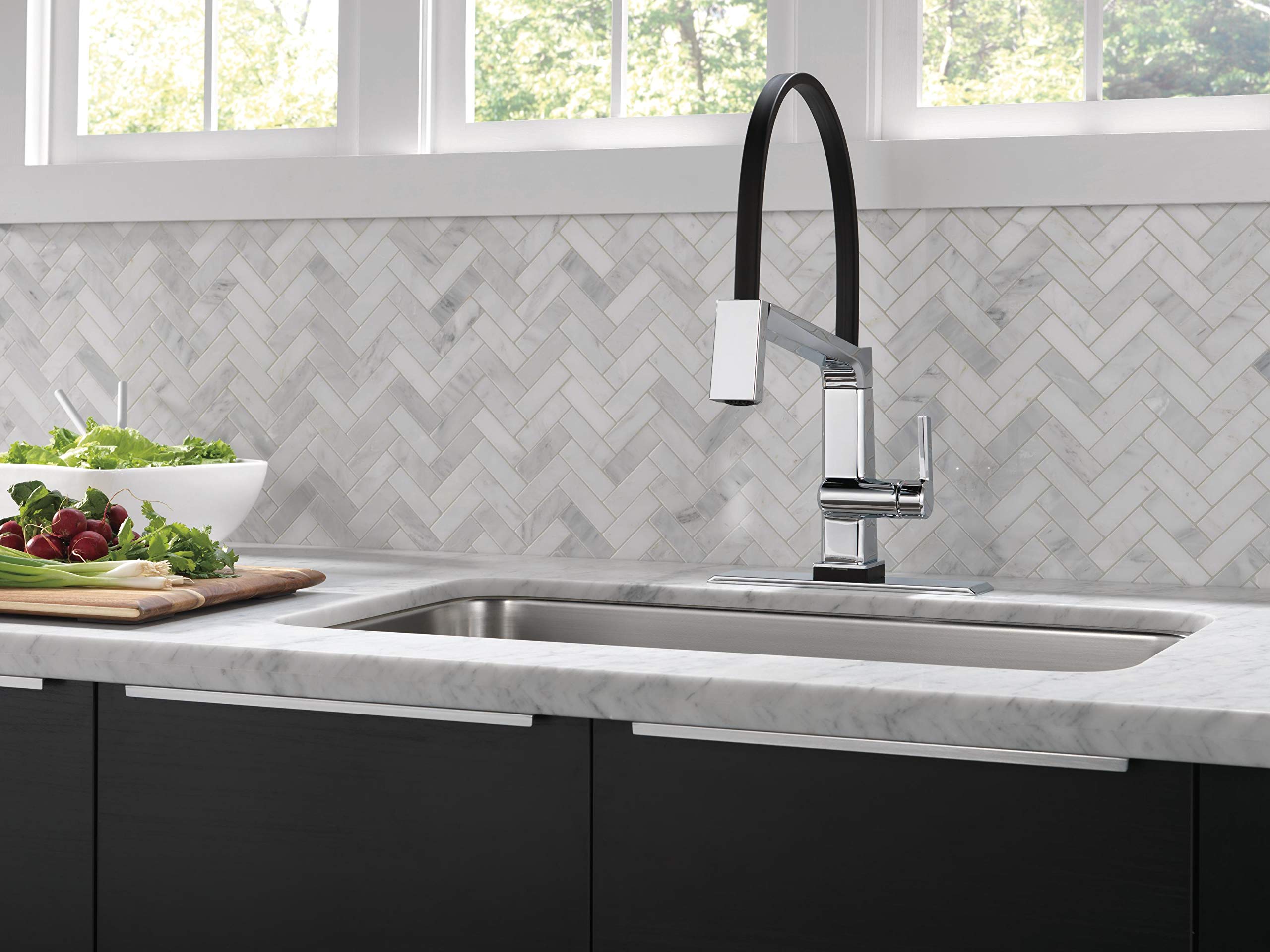 Delta 9693-DST Chrome Pull-Down Kitchen Faucet with Magnetic Docking Spray Head - High-Arc Single Handle Stainless Steel Sink Faucet for Modern Kitchens | Perfect for Washing Dishes, Filling Pots & Cleaning Countertops