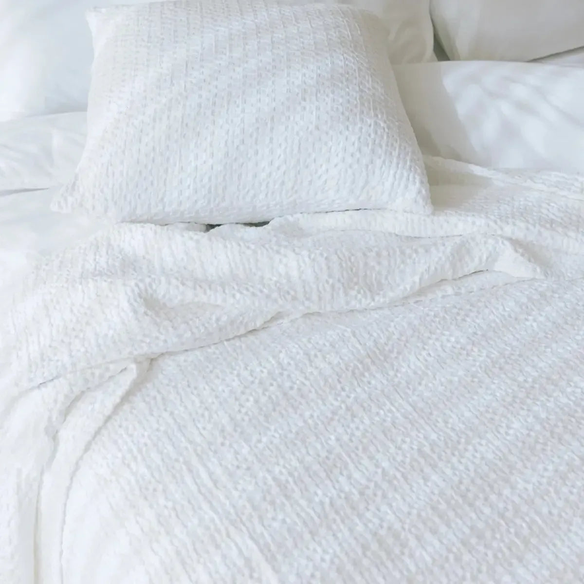 Santa Luzia Waffle Bedspread - Soft & Breathable White Bed Cover - Perfect for Cozy Bedrooms, Guest Rooms & Hotel Decor