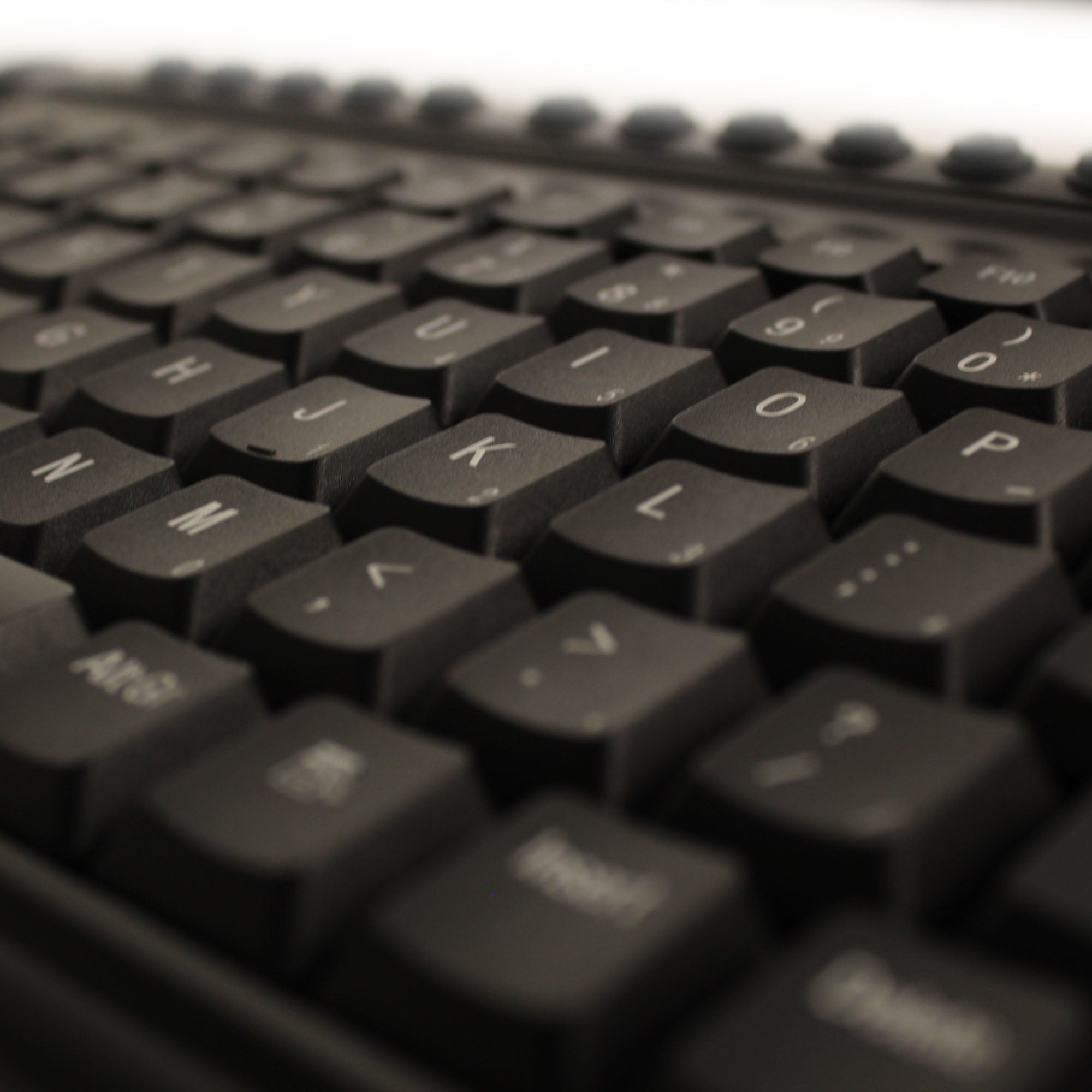 Accuratus Compact USB Keyboard with Built-in USB Hub - Perfect for Office, Gaming & Home Use