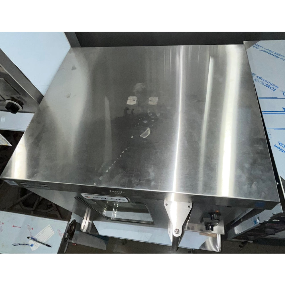 Garland MCO E 5 C 15.5 Half Size Electric Convection Oven - 208V/1PH with Analog Control - Perfect for Small Bakeries, Restaurants & Commercial Kitchens