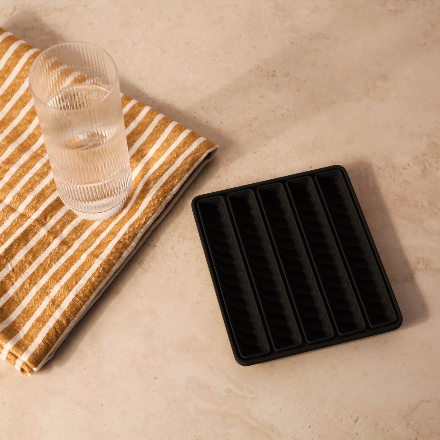 DESIGNSTUFF Spiral Twist Ice Cube Tray - Premium Silicone Ice Mold for Cocktails, Whiskey & Drinks - Fun Unique Ice Cubes for Parties, Home Bar & Entertaining (Black)