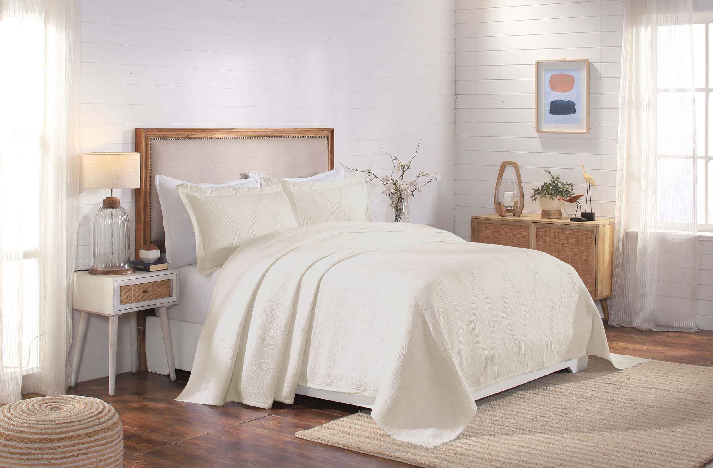 Victory Cotton Matelasse Bedspread Set with Scrolling Medallion Design - Lightweight & Breathable Queen Size Bed Cover - Perfect for Master Bedroom, Guest Room & Luxury Hotel Decor