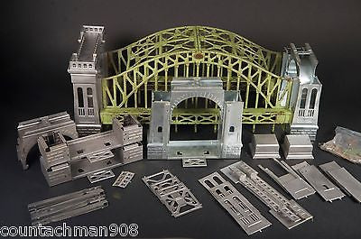 Lionel HellGate Bridge Train Set - Original Model with Extra Track Pieces for O Gauge Layouts - Perfect for Model Train Enthusiasts and Railroad Displays