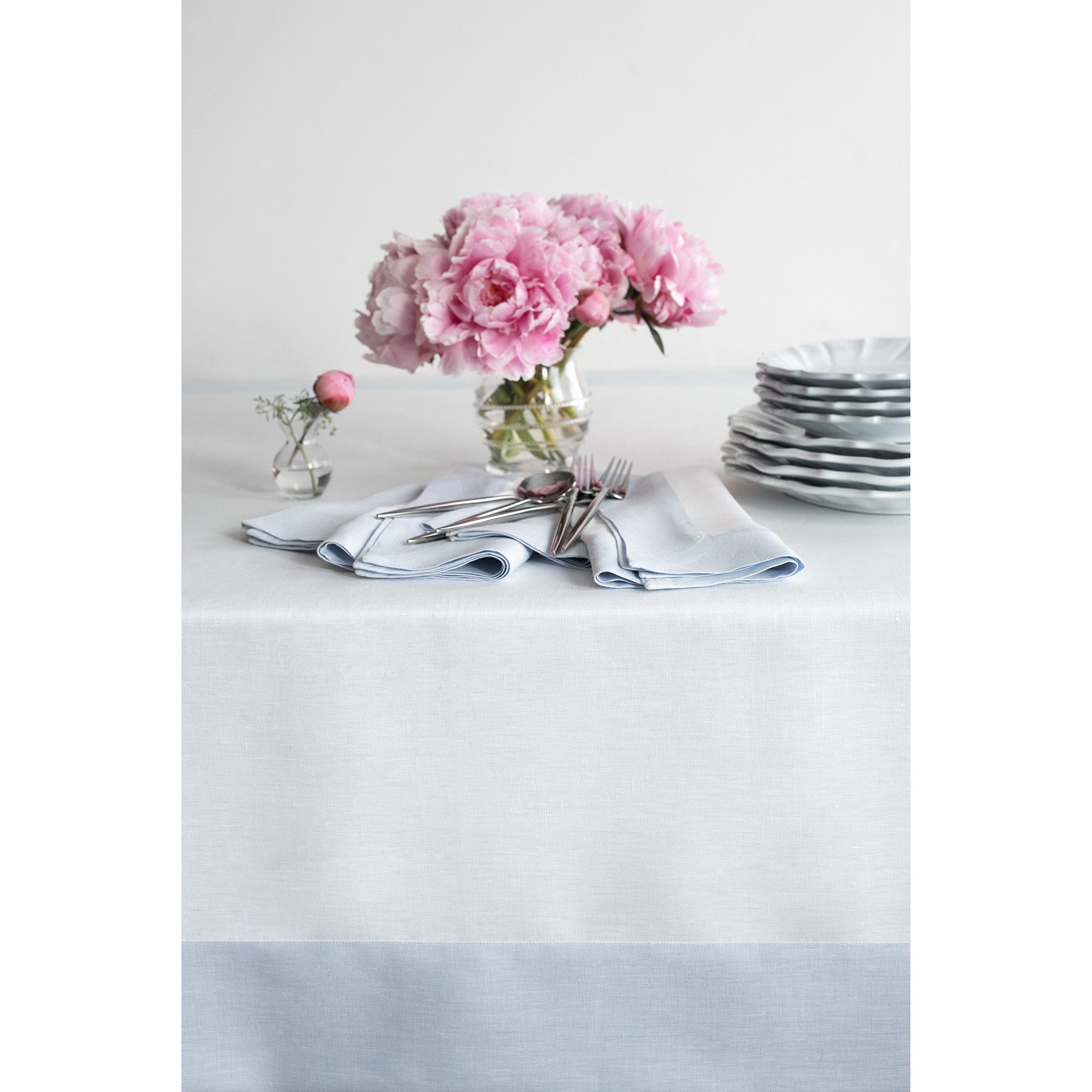 Stylish Contempo Tablecloth for Dining & Parties - Waterproof & Wrinkle-Free - Perfect for Home, Restaurants & Events