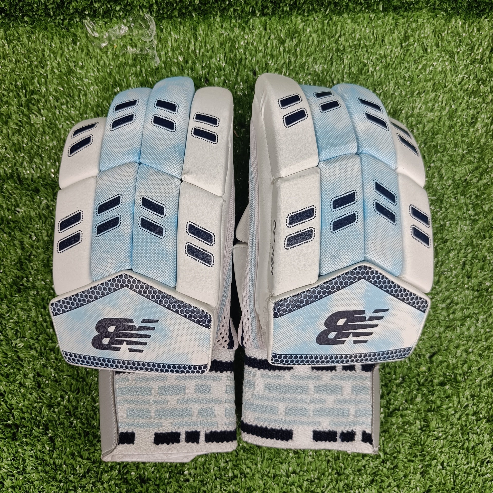New Balance DC 580 Youth Cricket Batting Gloves - Lightweight & Breathable for Junior Players - Perfect for Practice & Matches