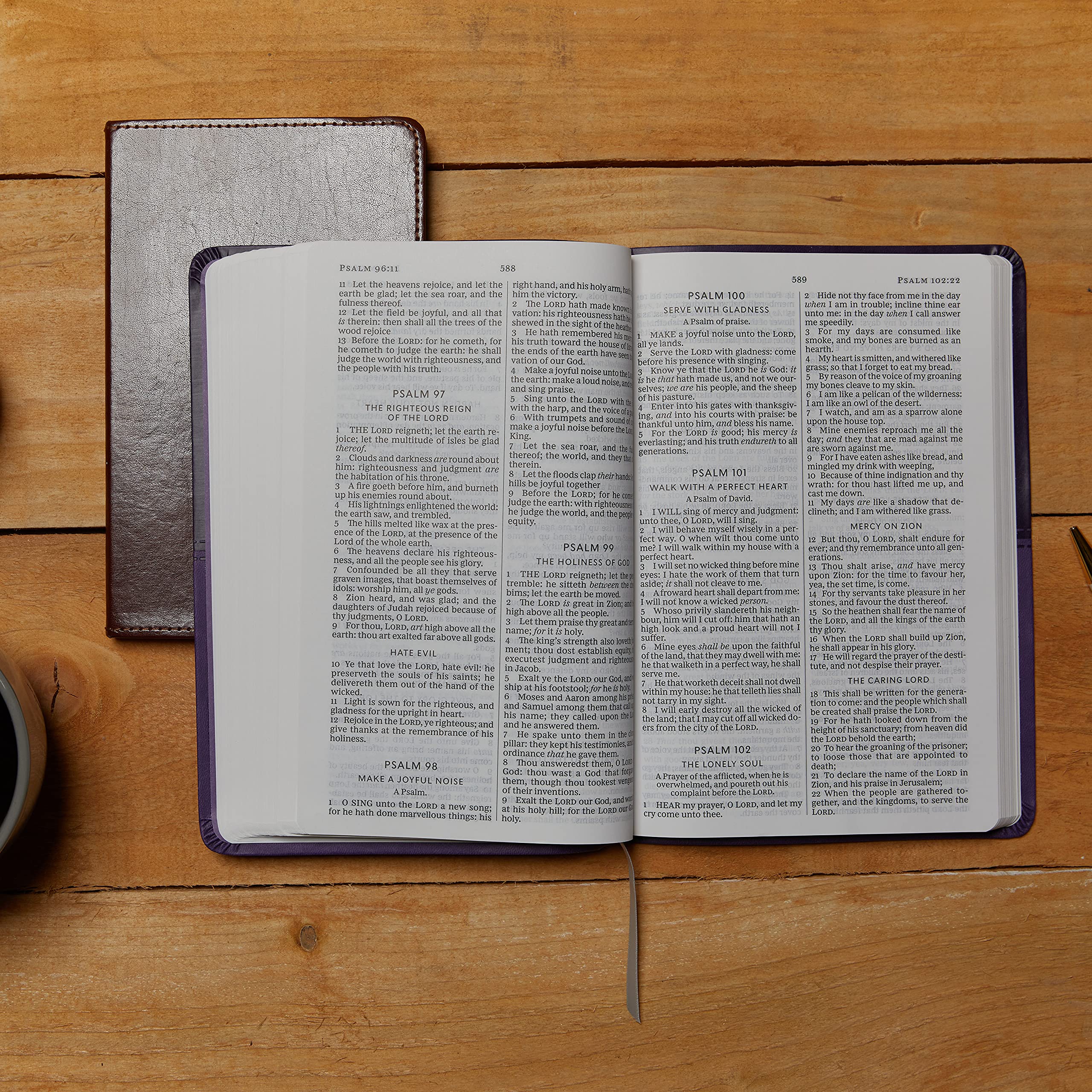 KJV Large Print Thinline Bible - Leathersoft Burgundy Cover, Red Letter Edition, Comfort Print | Holy Bible King James Version | Perfect for Church, Bible Study & Daily Devotion