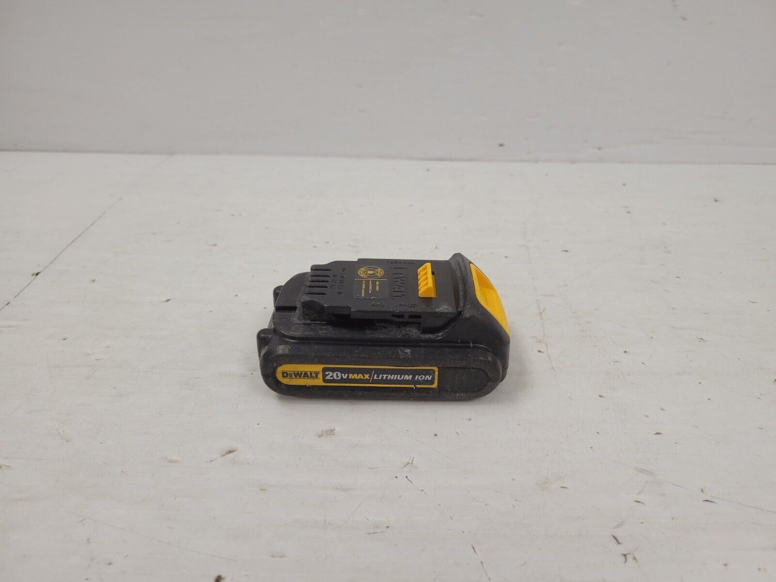 DEWALT DCB201 20V MAX Lithium-Ion Battery Pack - Compatible with DEWALT 20V Tools - Power Drills, Saws, Flashlights & More - Ideal for Construction, DIY Projects & Home Improvement