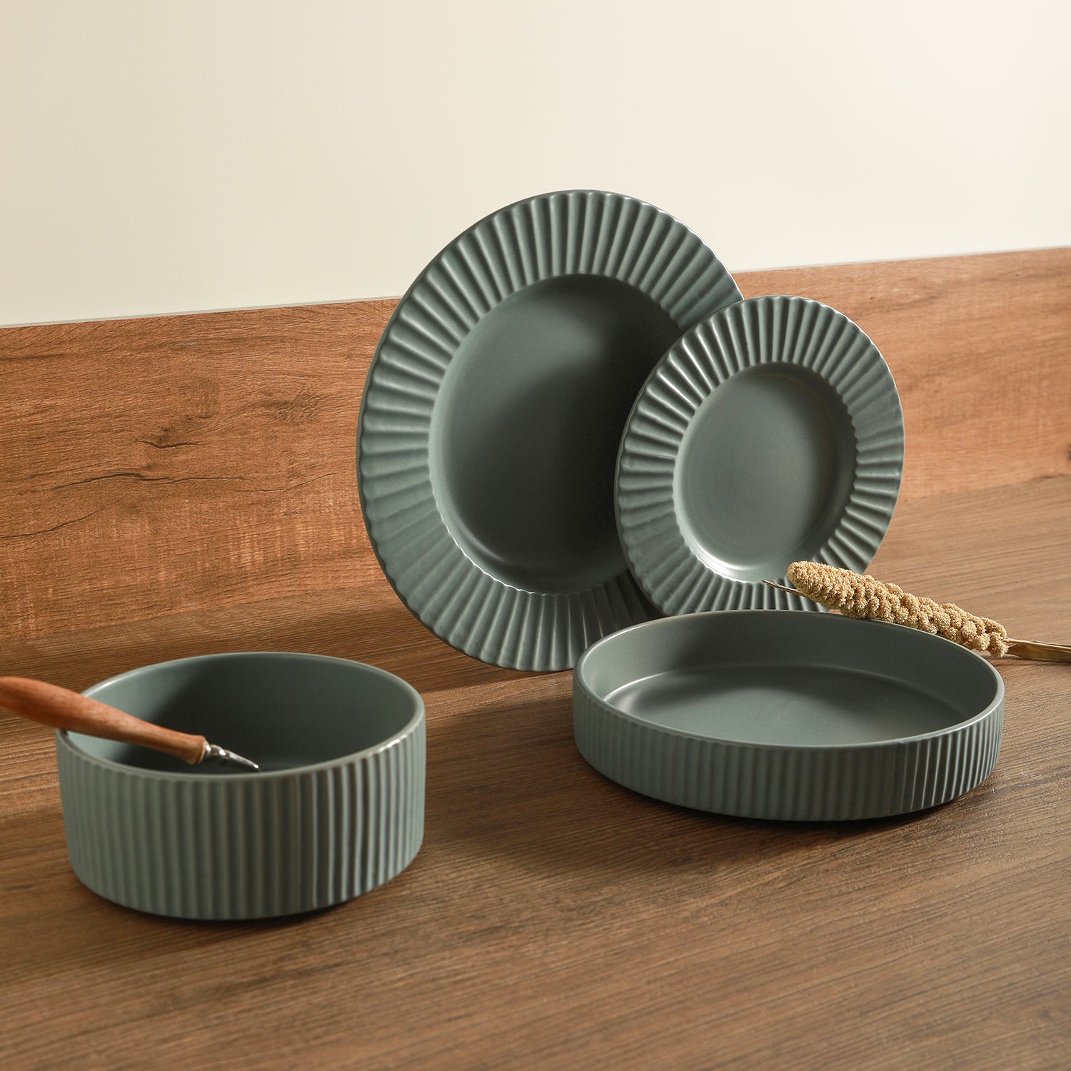 Premium Lusso Stoneware Dinnerware Set - 16-Piece Elegant Porcelain Plates, Bowls & Mugs - Durable Chip-Resistant Dish Set for Everyday Use & Formal Dining