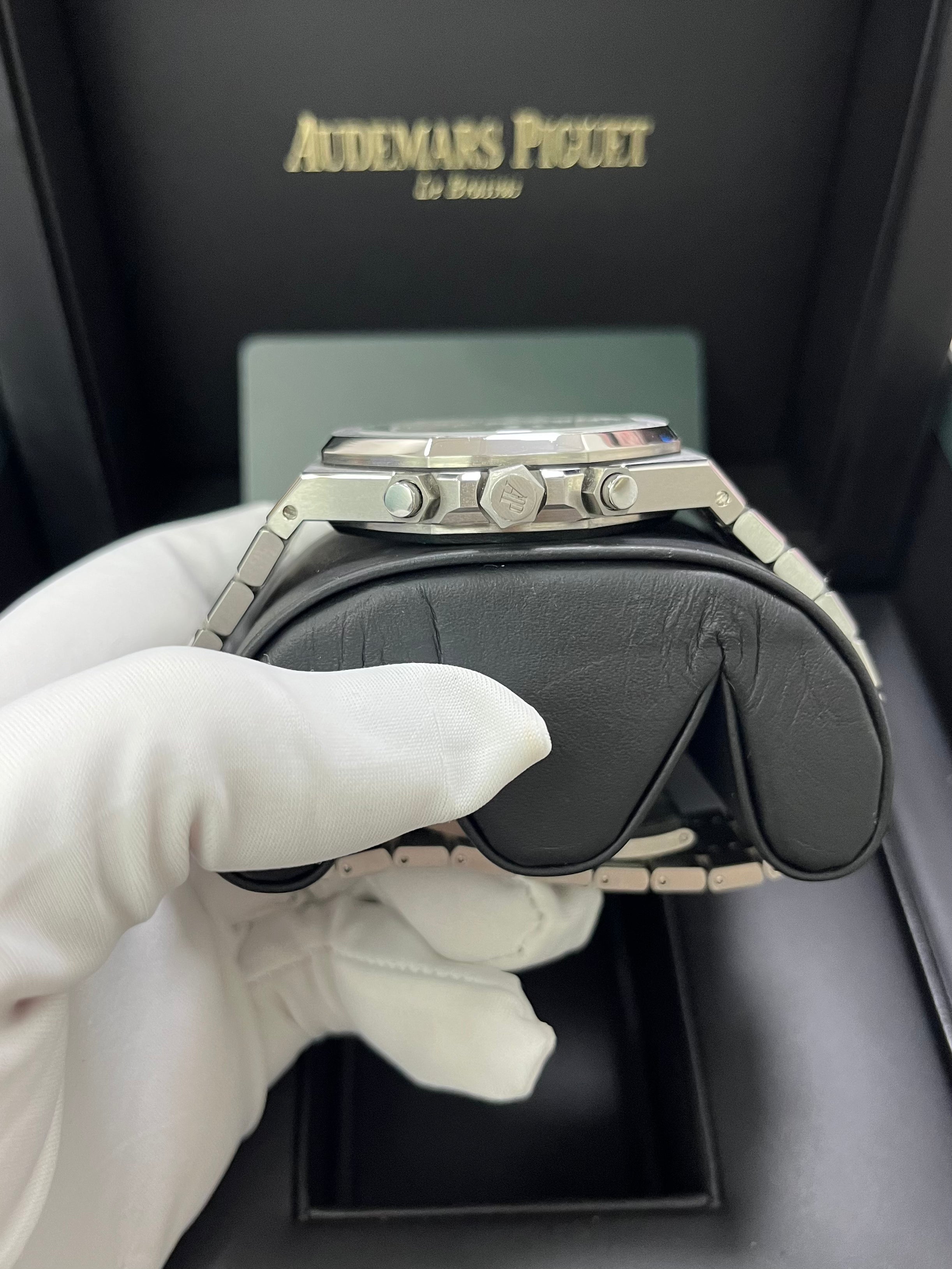 Audemars Piguet Royal Oak Selfwinding Chronograph Stainless Steel Watch - Black Dial with White Sub Dials (Ref#26331ST.OO.1220ST.02) | Luxury Sports Watch for Men, Perfect for Business Meetings & Formal Events