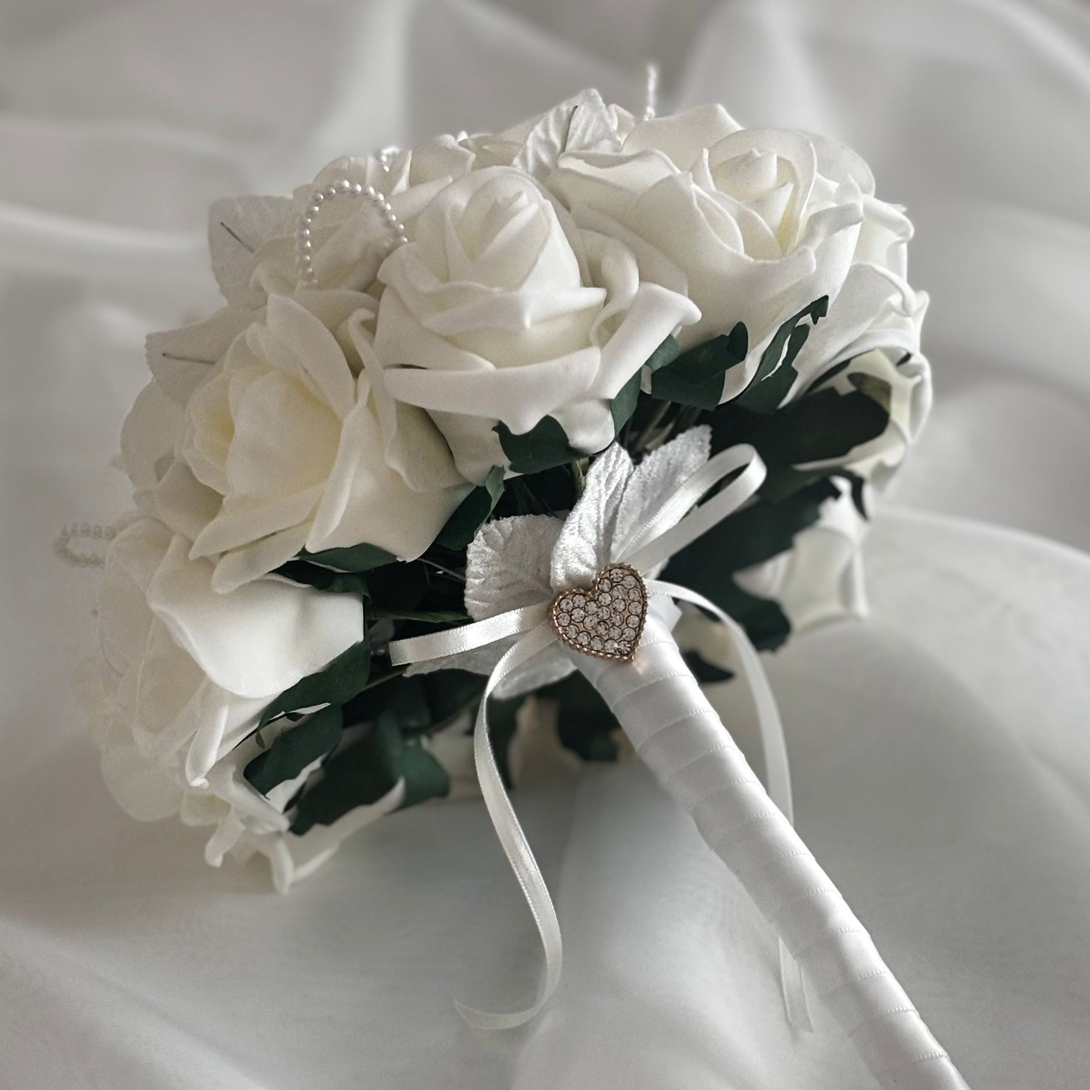 Artificial Wedding Bouquet Ivory Roses and Pearls - Elegant Bridal Bouquet for Wedding, Bridesmaids, Anniversary - Perfect for Ceremony, Photo Shoot, Home Decor