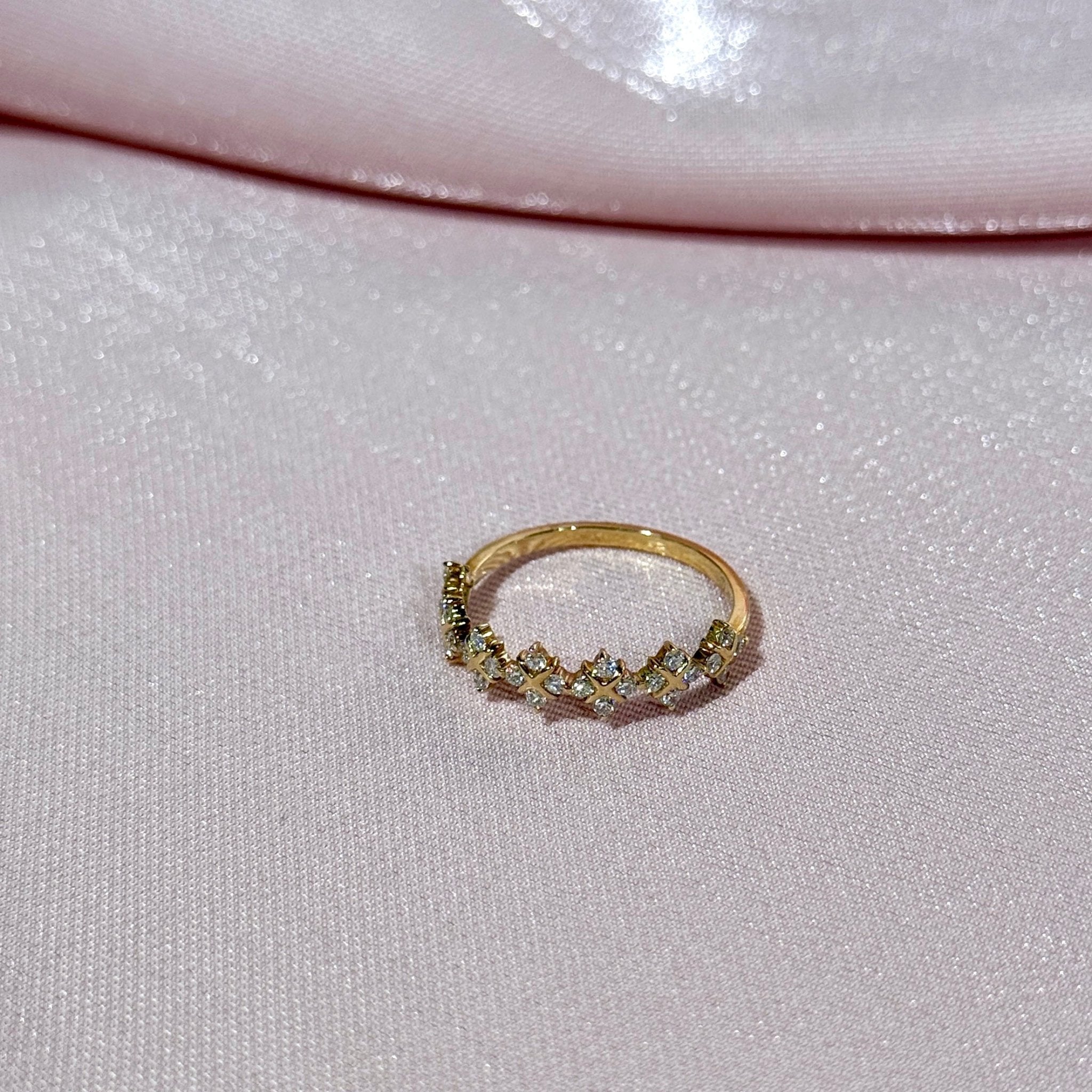 14K Yellow Gold Diamond Clover Criss Cross Eternity Ring for Women - Elegant Wedding Band, Anniversary Gift, or Everyday Luxury Jewelry