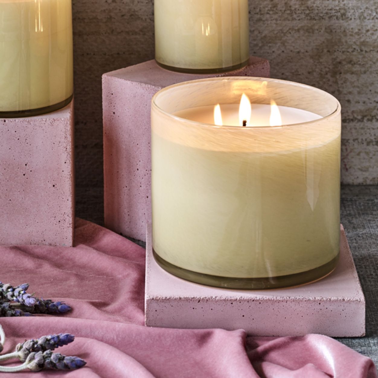 Premium Chamomile Lavender Scented Candle - Natural Soy Wax, Long-Lasting Aromatherapy for Relaxation & Stress Relief - Perfect for Bedroom, Bathroom & Meditation Spaces