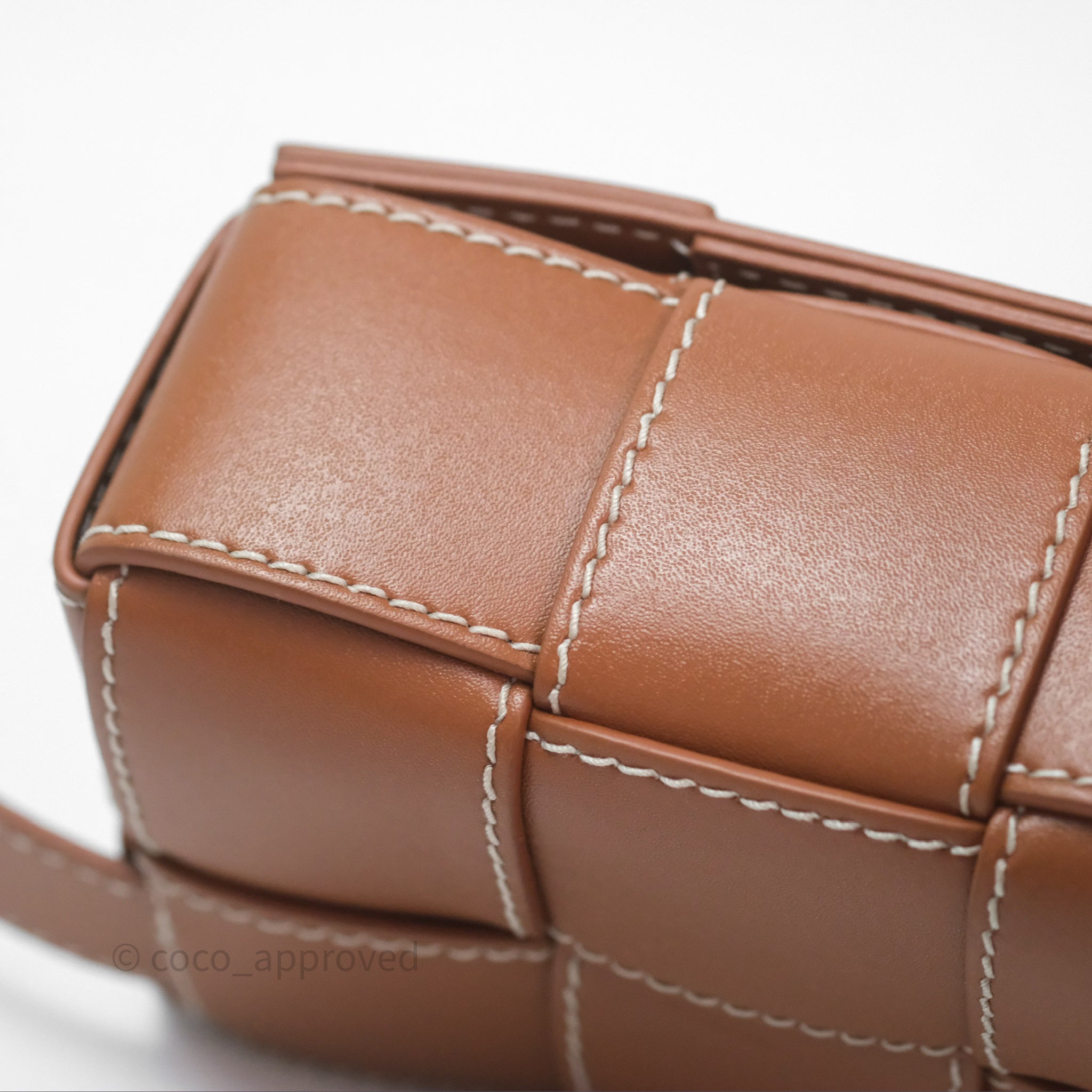 Bottega Veneta Cassette Belt Bag - Intreccio Calfskin Leather Crossbody Bag in Wood/Natural - Perfect for Everyday Wear & Travel Accessories