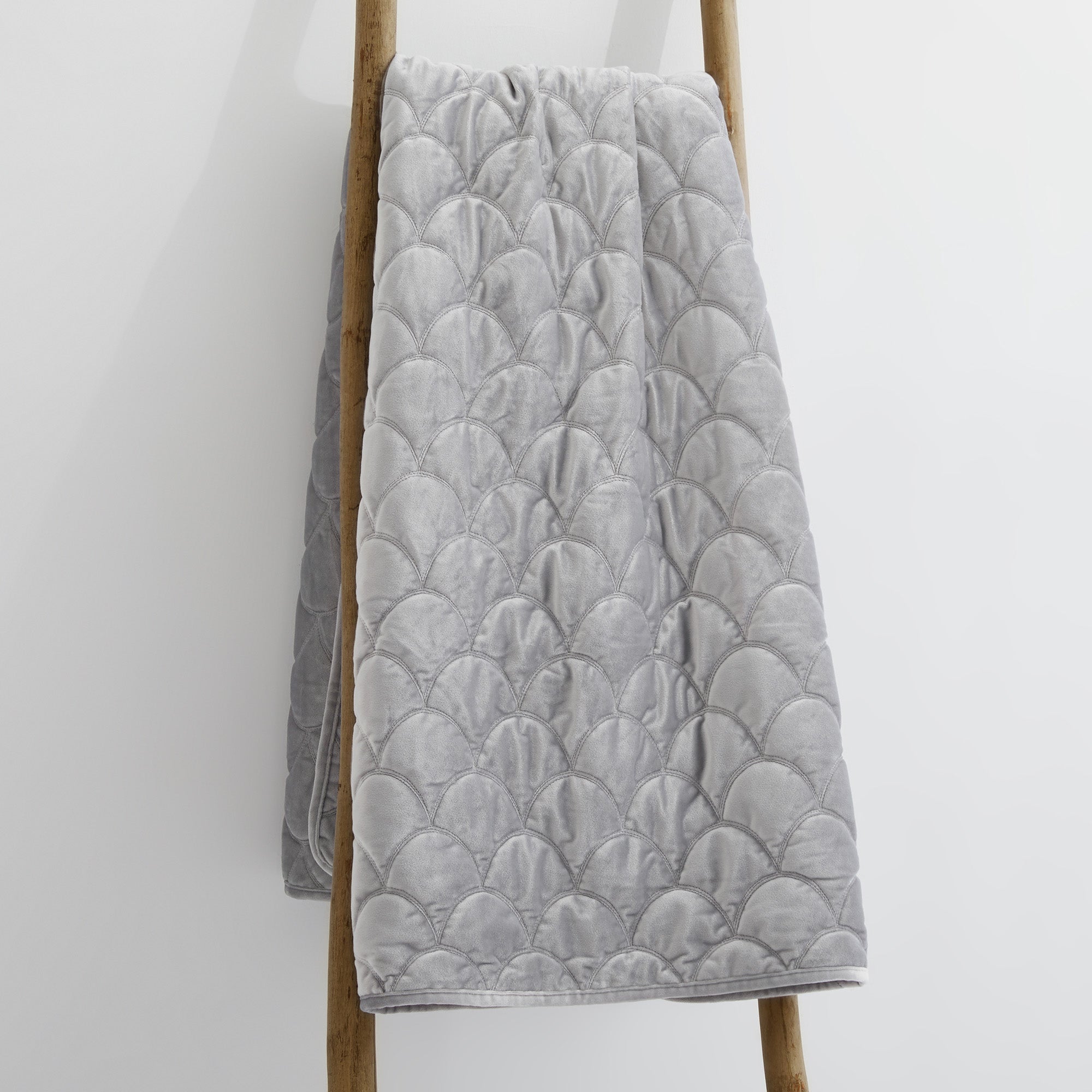 Luxury Velvet Quilted Throw Blanket - Soft & Cozy Decorative Bedspread for Couch, Sofa, and Bed - Perfect for Winter Nights, Home Decor, and Gift Giving