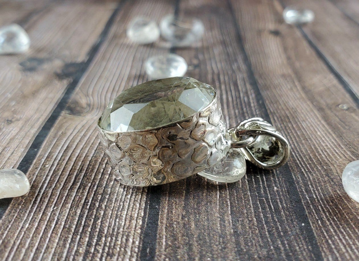 Natural Clear Quartz Crystal Pendant Necklace for Women - Healing Stone Jewelry for Meditation, Energy Cleansing & Spiritual Protection