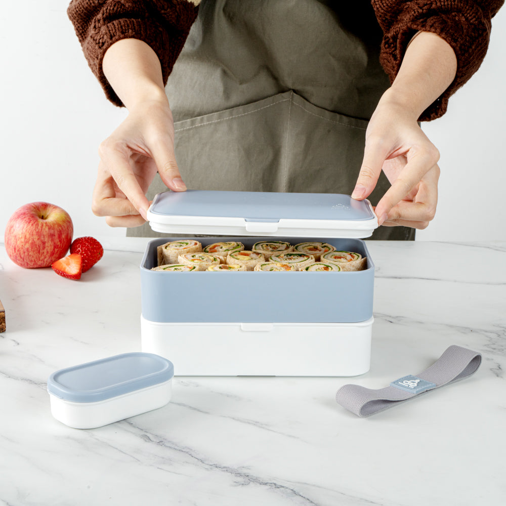 Bento Tek 41 oz Blue & White Buddha Box - All-in-One Lunch Container with Utensils & Sauce Cup (7.25