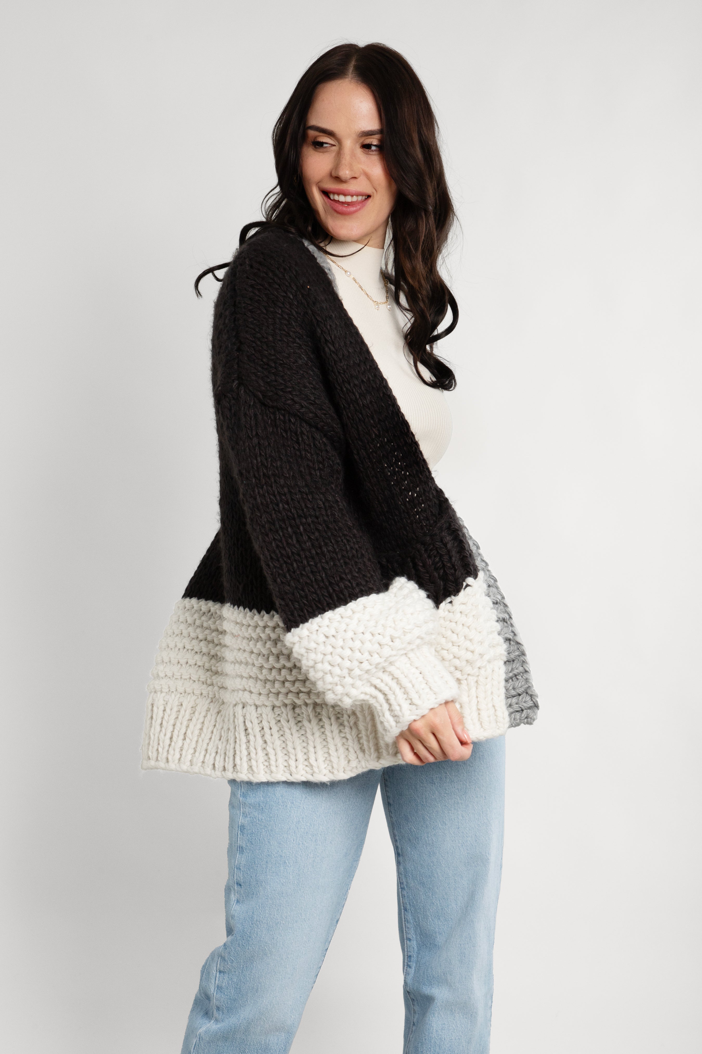 Stylish Knit Oversized Sweater in Two-Tone Colors - Perfect for Casual Outfits and Cozy Winter Days