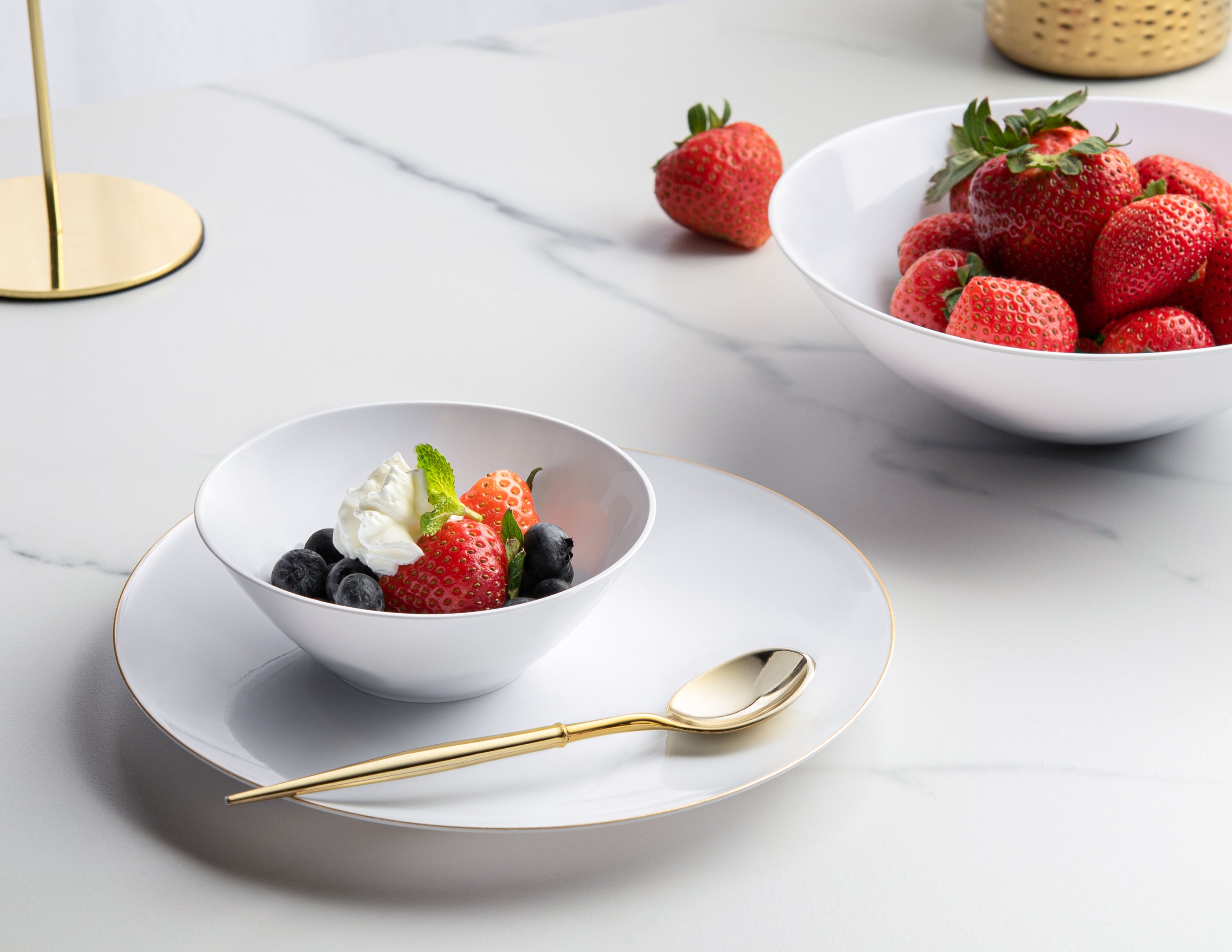 Elegant White & Gold Round Plastic Plates - 10 Inch Disposable Dinnerware for Parties, Weddings & Events - Durable & Stylish Tableware for Home, Catering & Outdoor Gatherings