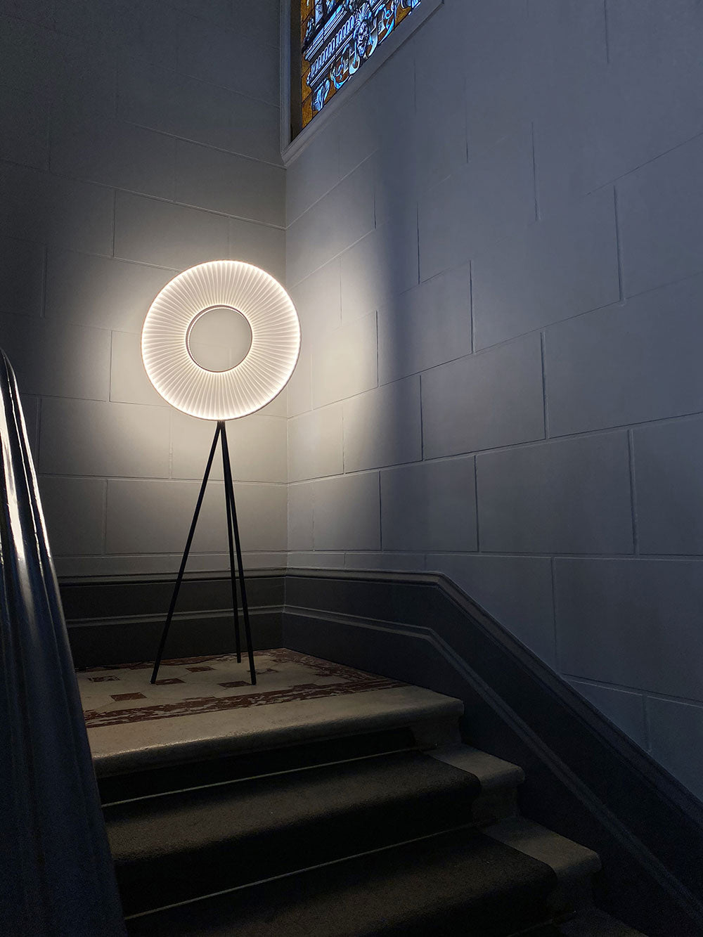 Modern Iris Floor Lamp with Adjustable Brightness - Stylish LED Standing Light for Living Room, Bedroom & Office - Perfect for Reading, Relaxing & Ambiance Lighting