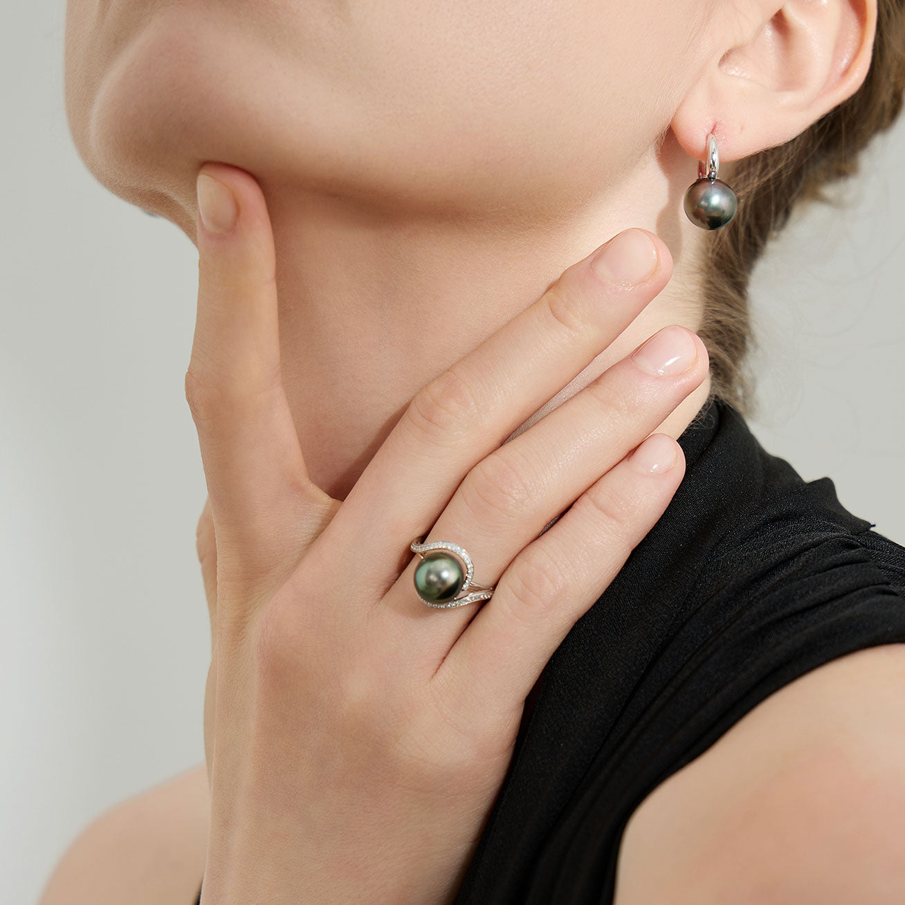 18K Gold Tahitian Pearl Ring for Women - Elegant Saltwater Pearl Jewelry Gift for Anniversary, Wedding, or Special Occasions