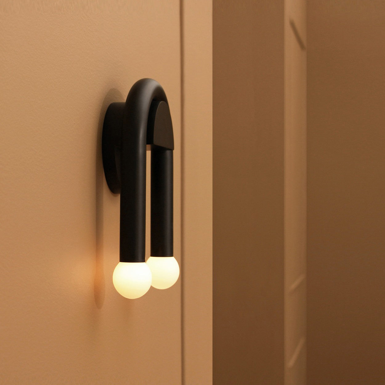 Modern C-Shaped Wall Lamp - Sleek LED Sconce Light for Bedroom, Living Room & Hallway - Dimmable Ambient Lighting for Home Decor & Cozy Atmosphere