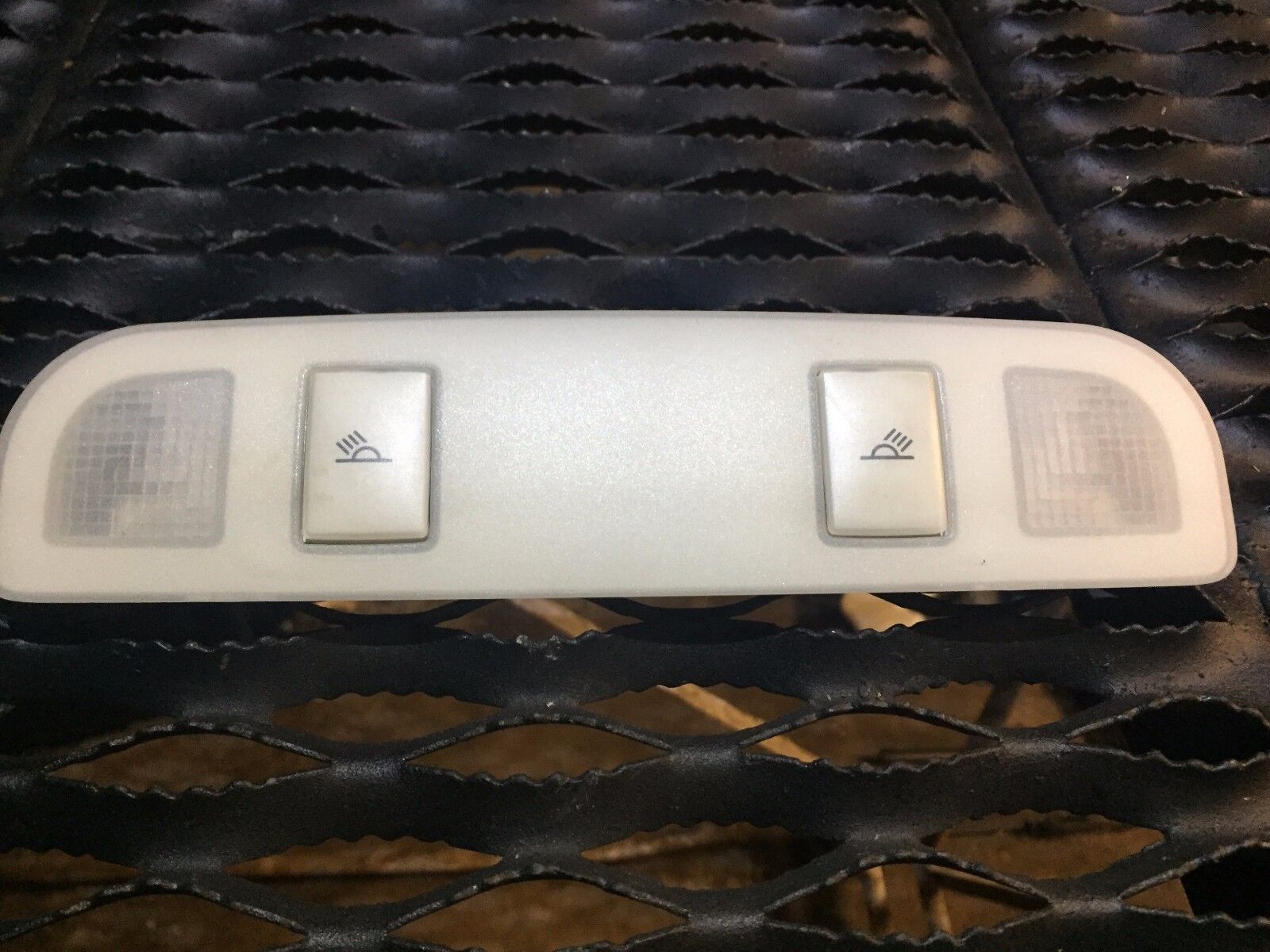 2005-2008 Audi A6 C6 OEM Interior Dome Light Lamp 4F0947111 - Perfect for Car Interior Lighting Upgrade & Nighttime Visibility