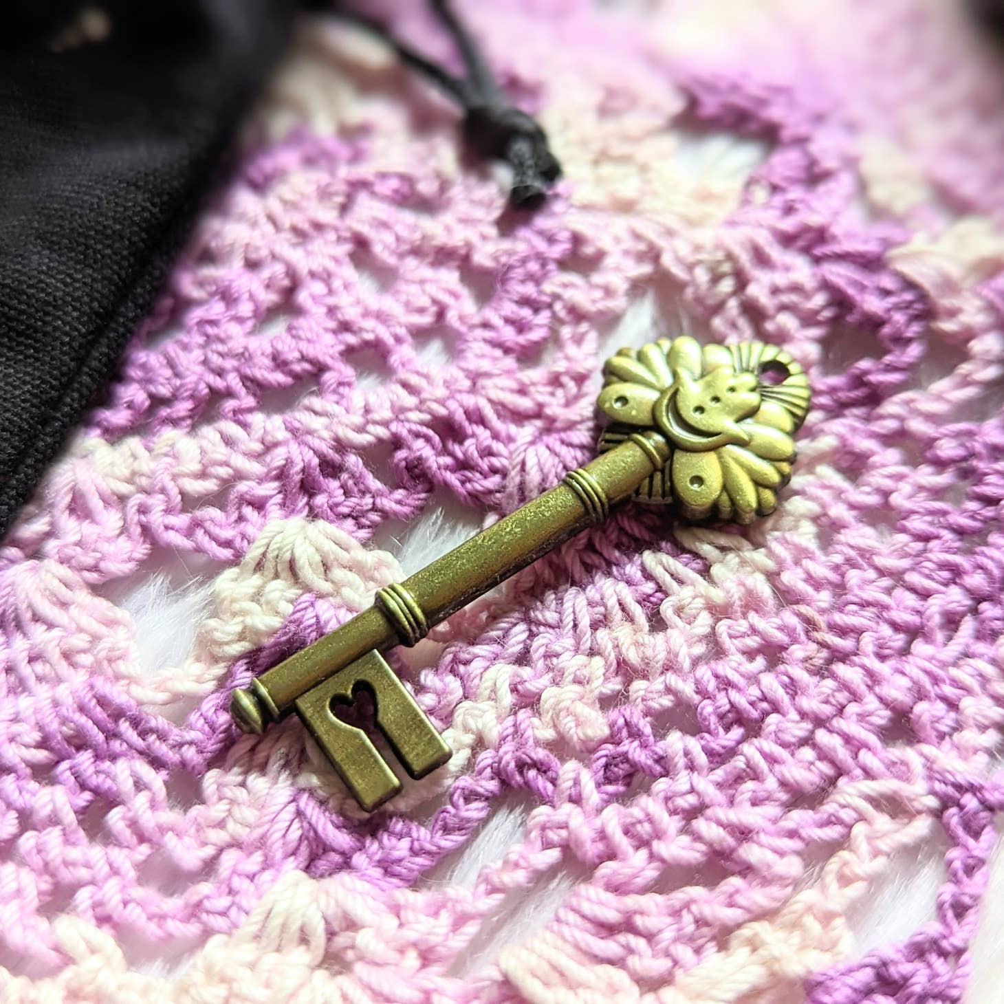 Spiritual Protection Amulet Talisman Charm - Shield Keychain for Positive Energy, Good Luck & Aura Cleansing | Perfect for Meditation, Yoga, Home Decor & Personal Safety
