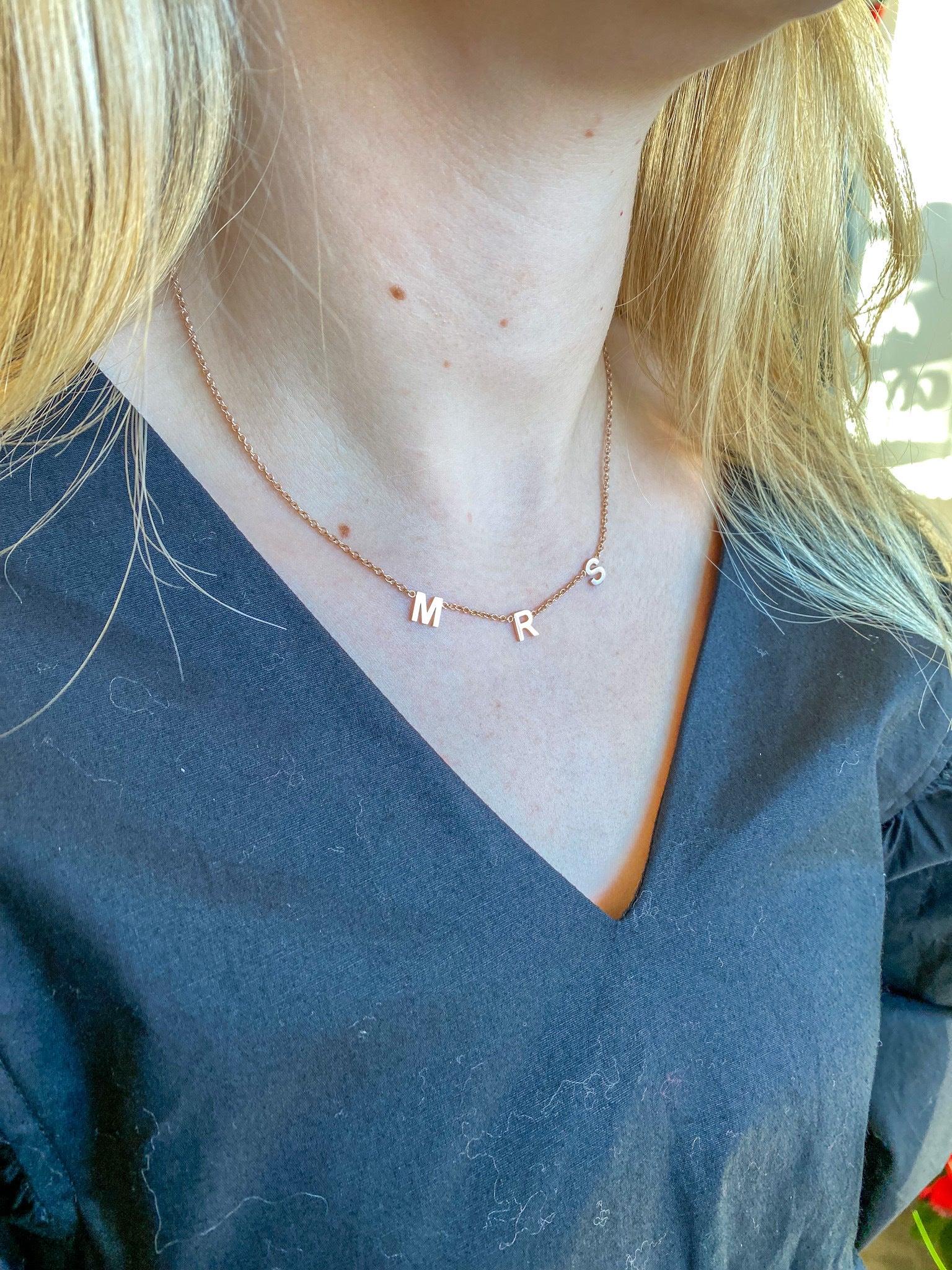 Personalized MRS Letter Necklace for Women - Elegant Gold & Silver Initial Pendant Jewelry Gift for Wife, Girlfriend, Mom | Perfect for Anniversaries, Weddings, Valentine's Day & Special Occasions