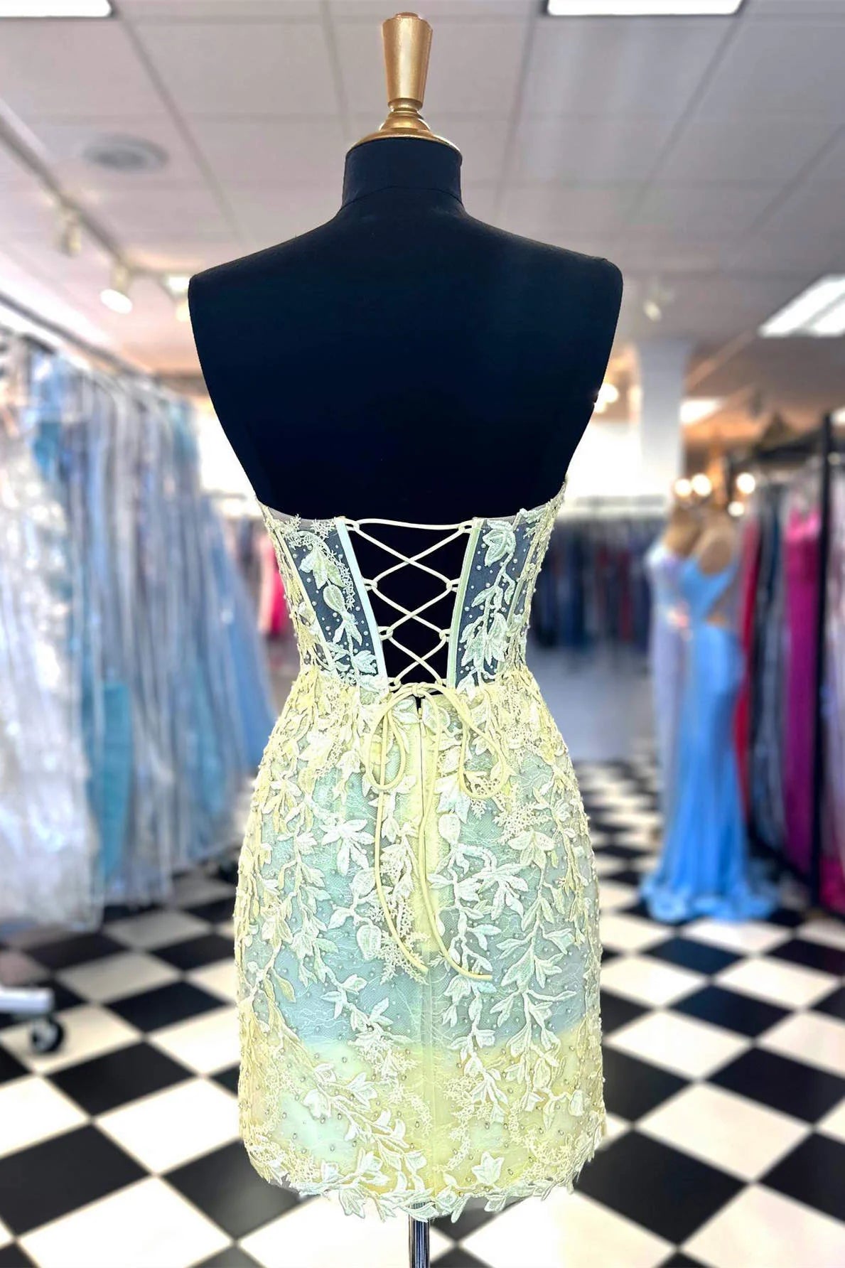 Elegant Yellow Lace Bodycon Homecoming Dress 2025 with Short Appliques & Beading - Perfect for Prom, Party, and Special Occasions