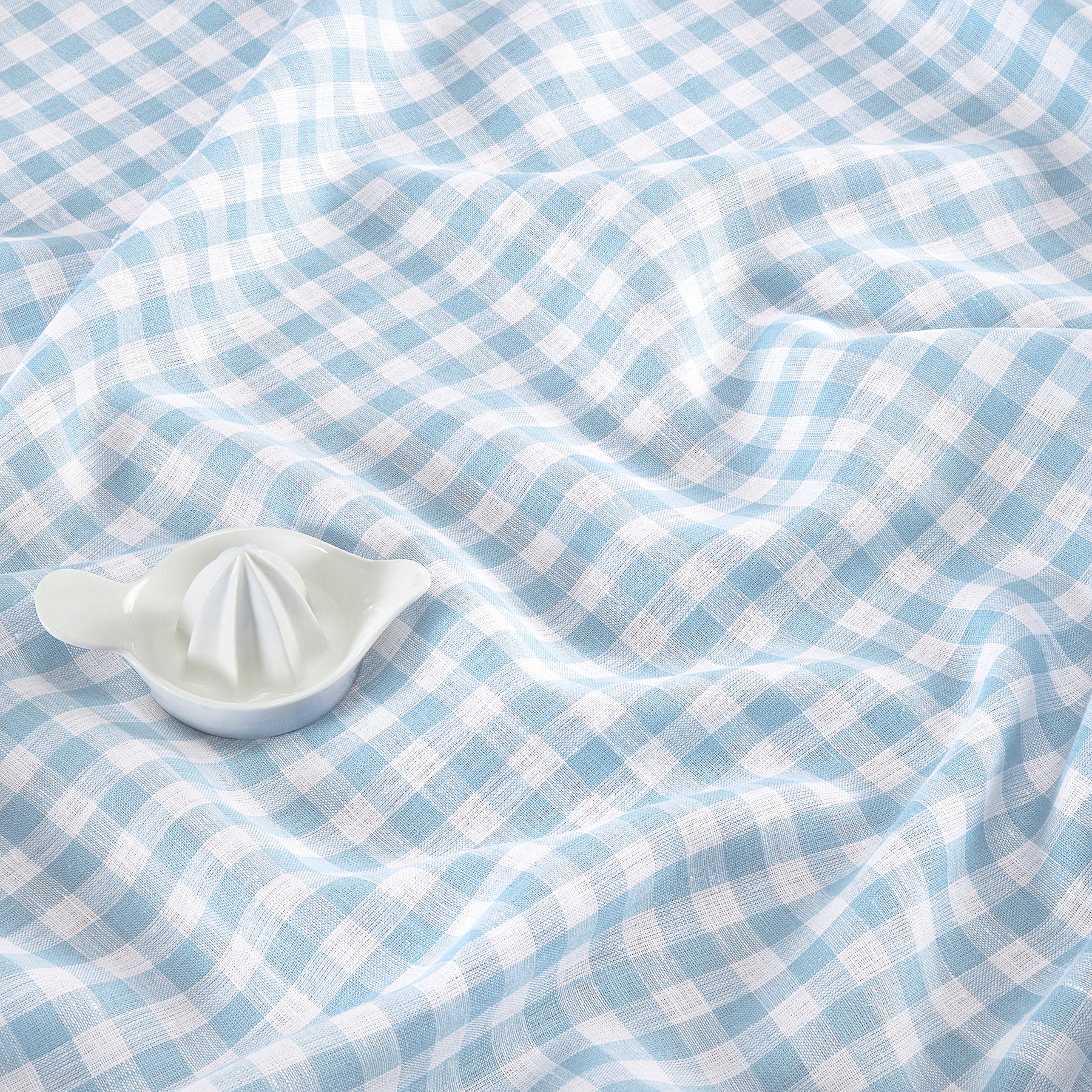 Classic Gingham Table Throw - Stylish Cotton Tablecloth for Dining, Picnics & Outdoor Events - Perfect for Kitchen, Party & Home Decor