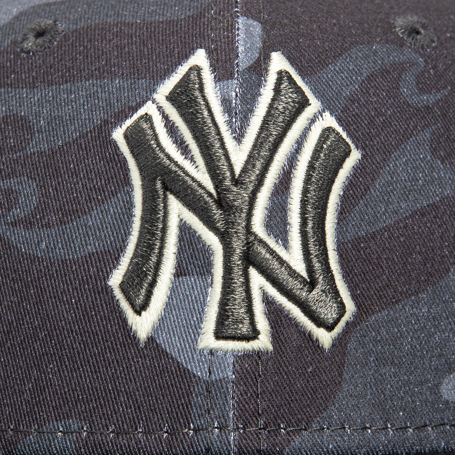 New Era 59Fifty Camo New York Yankees Glow in the Dark Baseball Cap - Adjustable Black Camouflage Hat for Men & Women - Perfect for Night Games, Concerts & Outdoor Activities
