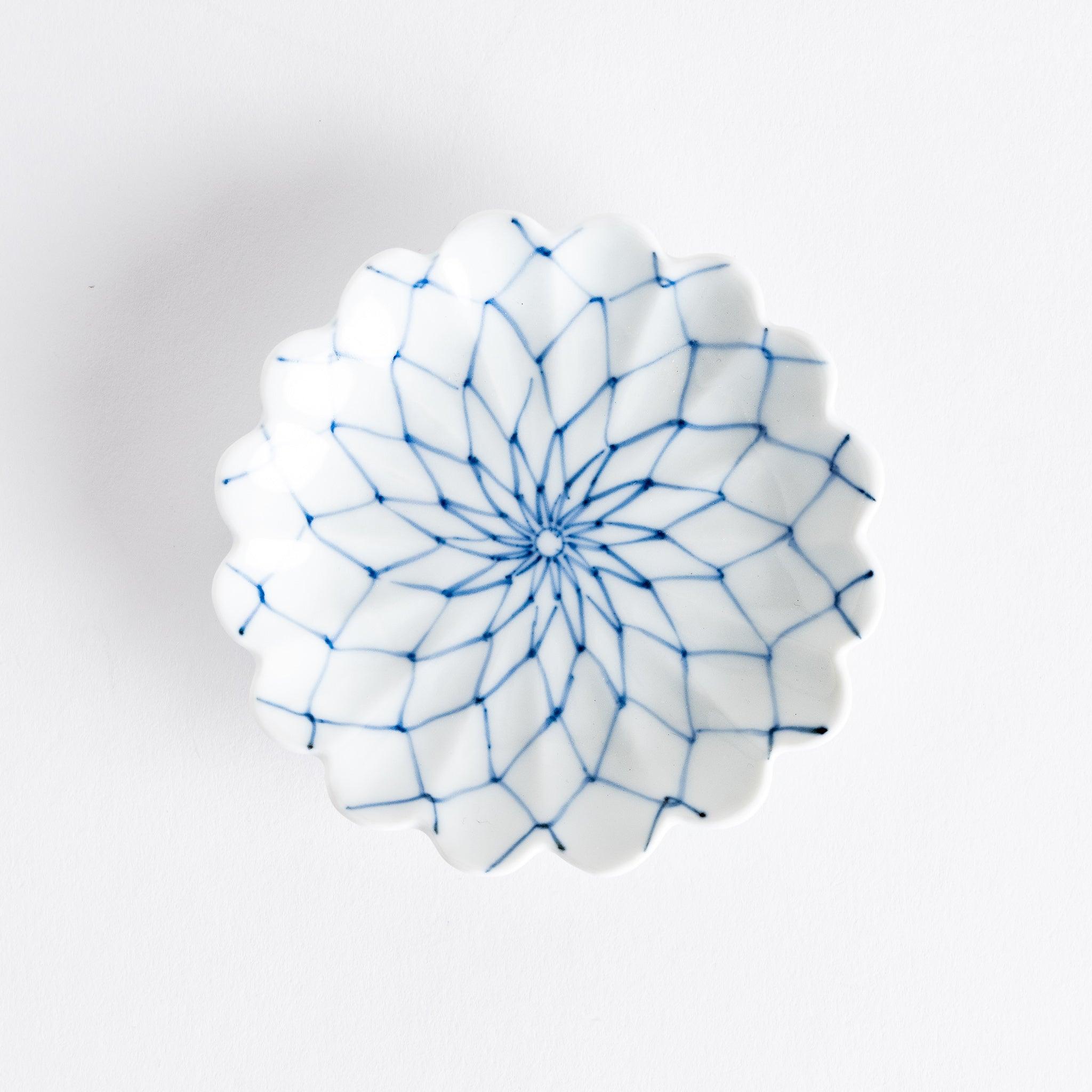 Premium Mesh Chrysanthemum Sauce Dish - Elegant Serving Bowl for Soy Sauce, Dipping Sauces, and Condiments - Perfect for Sushi, Dumplings, and Asian Cuisine