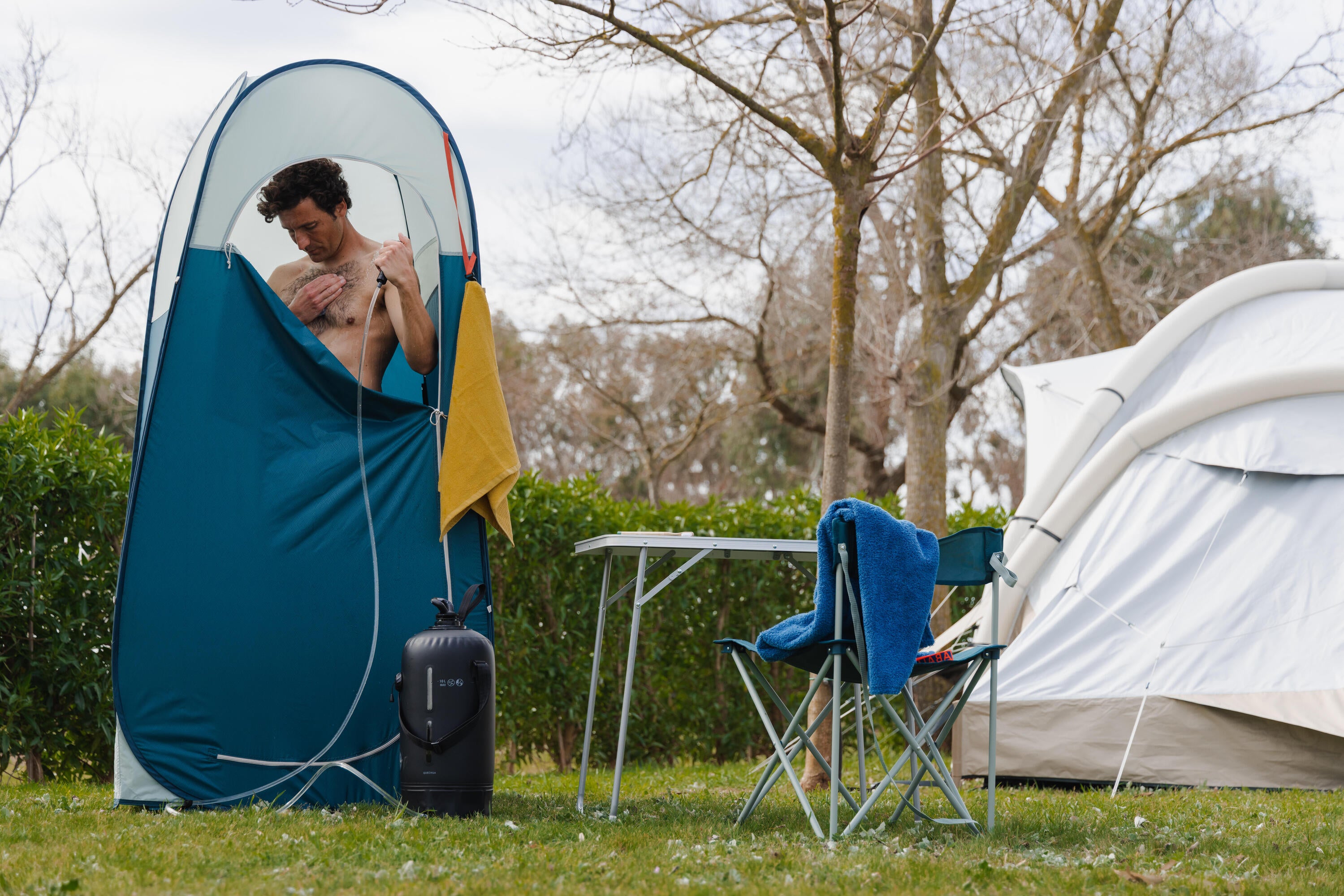 Quechua 10L Solar Pressure Camping Shower - Portable Outdoor Shower for Hiking, Backpacking & RV Trips - Perfect for Camping, Beach & Emergency Use