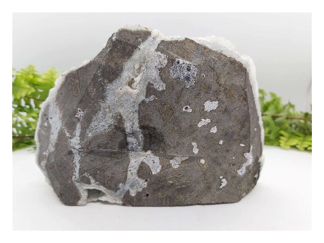 SAIYI 850g-900g Natural Raw Chalcedony Crystal Slice - Energy Balancing Healing Stone for Meditation, Reiki & Home Decor