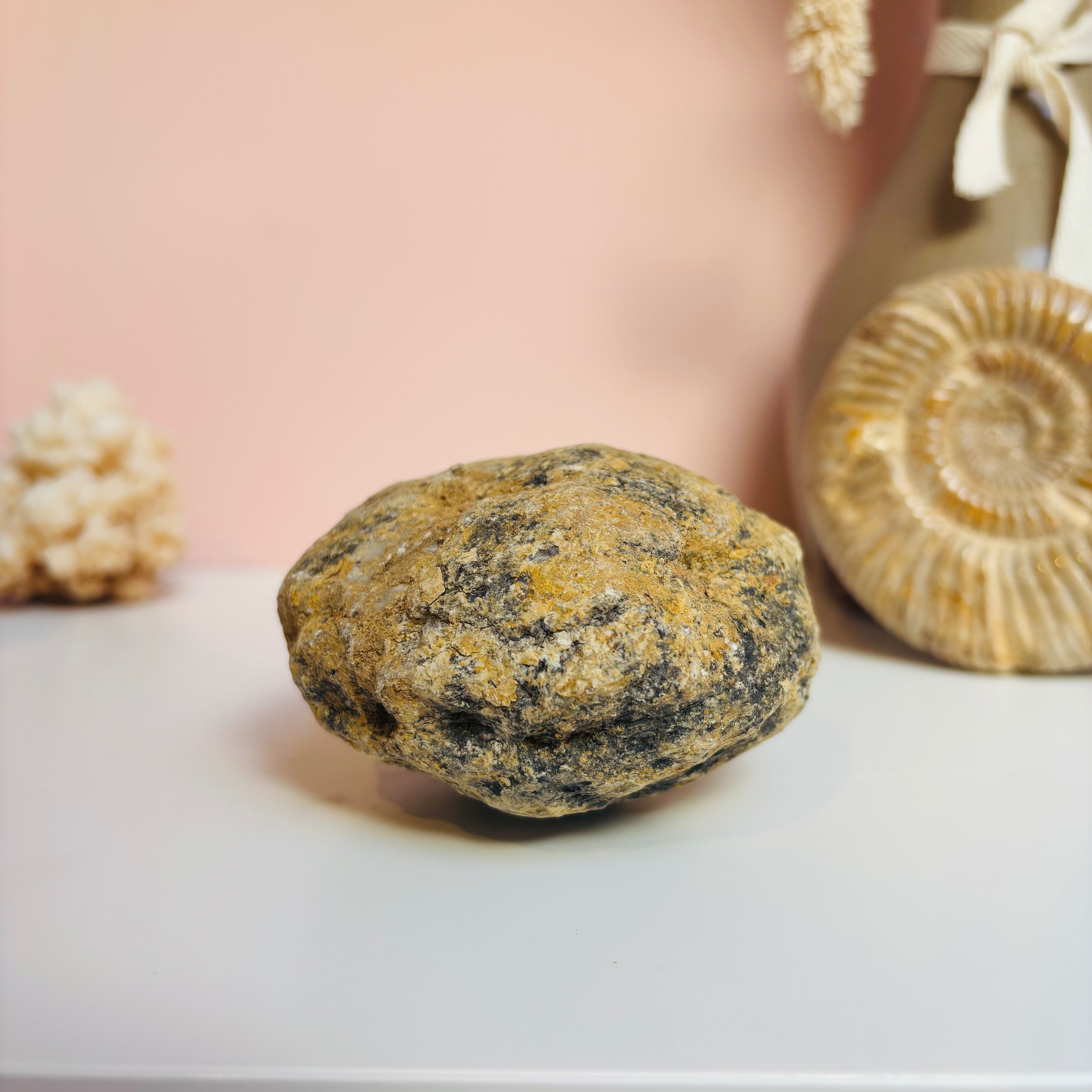 Natural Bergkristal Geode Closed - Perfect Crystal Gift for Kids & Children | Meditation, Home Decor, Healing Stone Collection