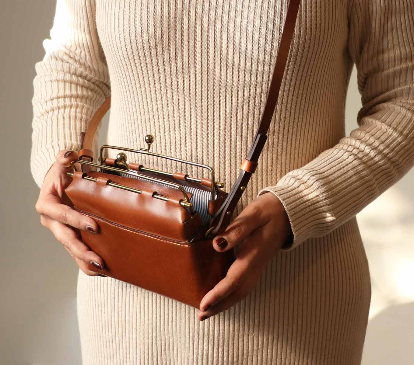 Stylish Kisslock Handbag for Women - Vintage Inspired Clutch Purse with Secure Lock Closure - Perfect for Evening Parties, Weddings & Special Occasions