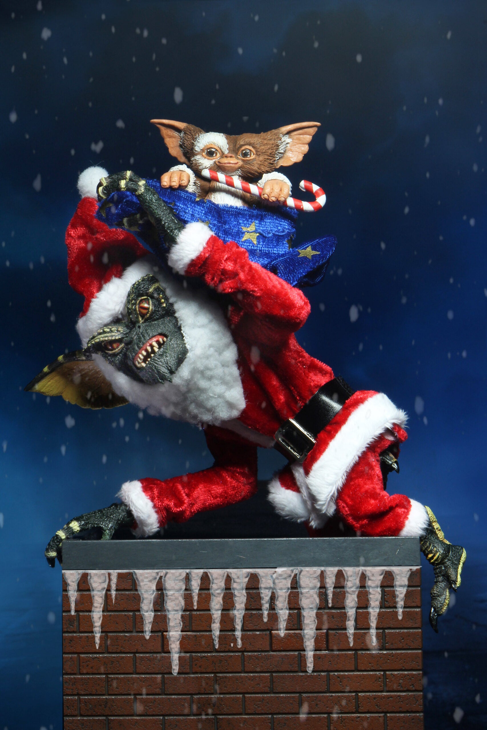 NECA Gremlins Ultimate Santa Stripe & Gizmo Action Figures – Collectible Christmas Movie Toys for Holiday Decor & Gift Giving