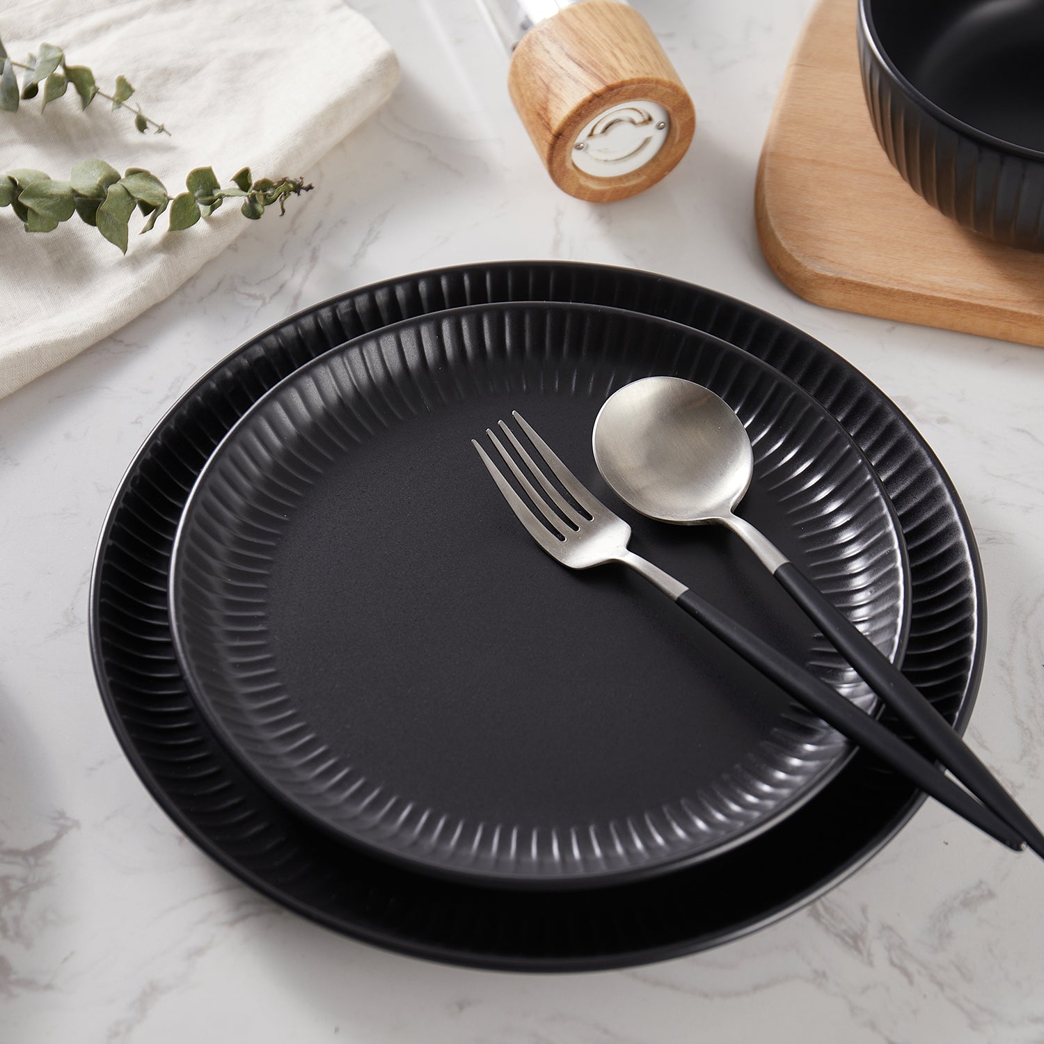 Premium Logan Stoneware Dinnerware Set - 16-Piece Black Stoneware Plates & Bowls for Everyday Dining, Durable & Stylish for Family Meals, Dinner Parties & Restaurant Use