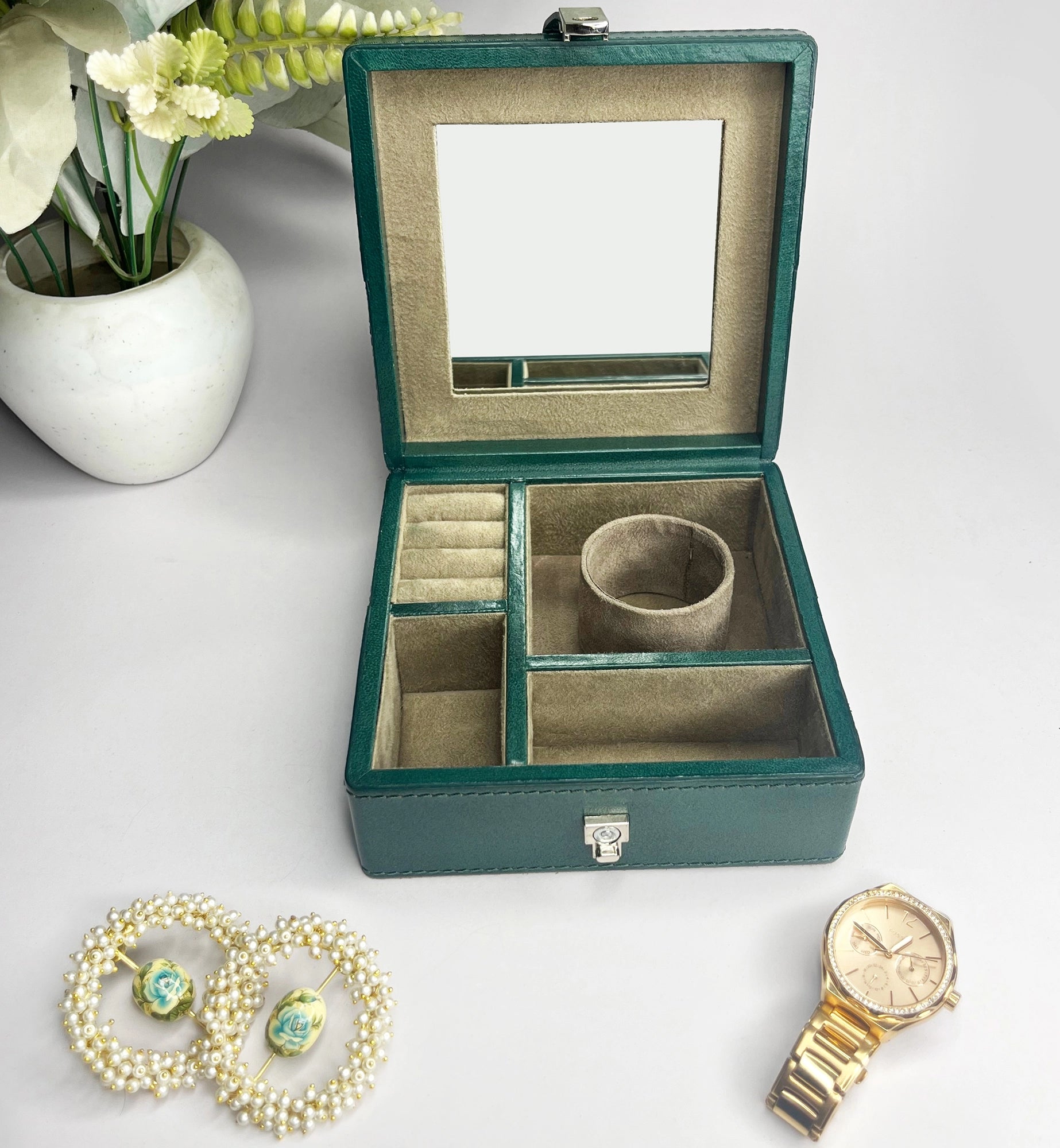 Divine Leather Jewelry Box with Soft Lining - Elegant Green Storage Case for Necklaces, Rings & Earrings - Perfect for Travel, Gifts & Home Organization