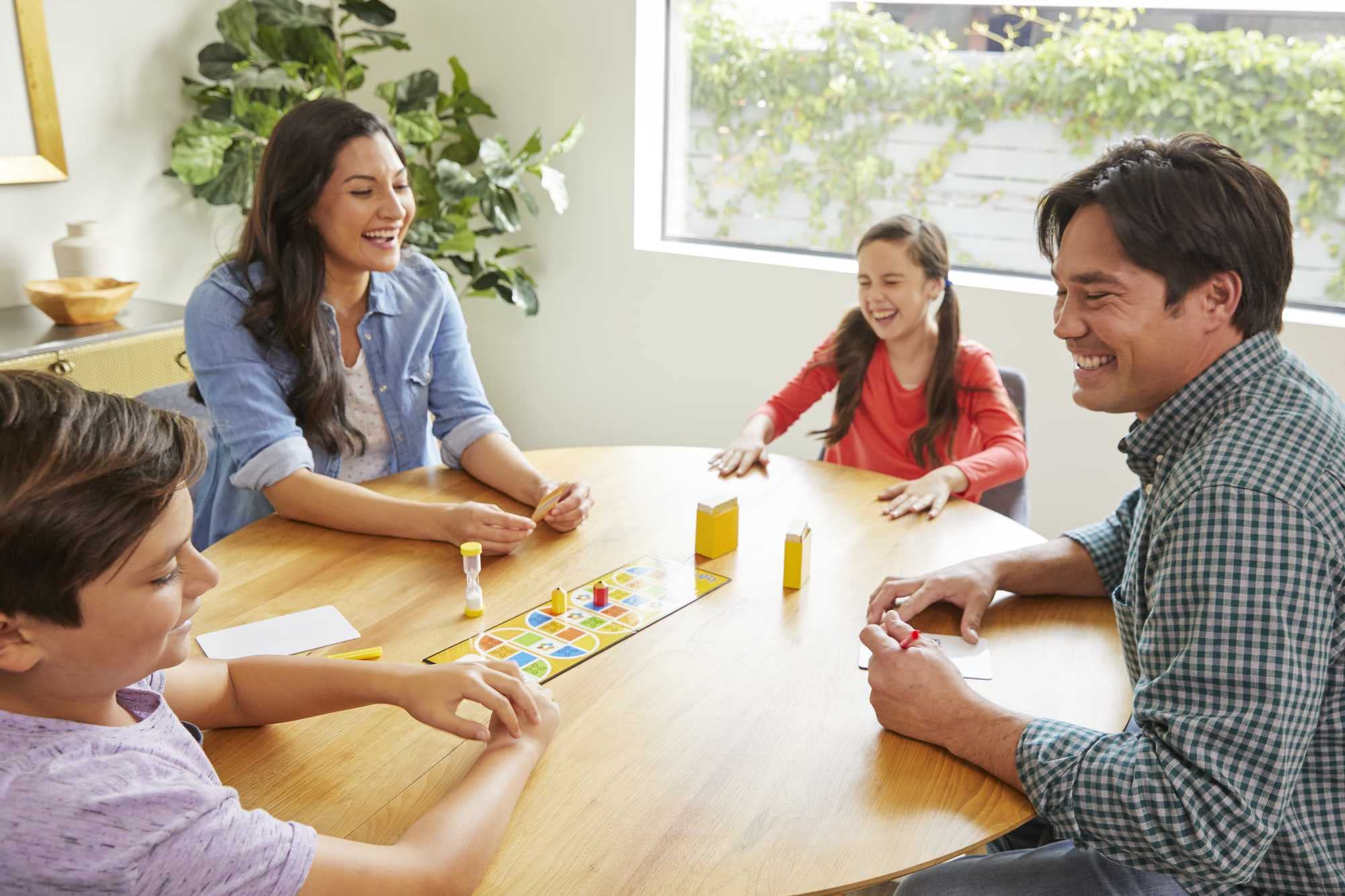 Mattel Games Pictionary Board Game - Fun Drawing Game for Kids & Adults, Perfect for Family Game Nights & Parties with Dry Erase Markers & Boards | Great for Birthday Gifts, Team Building & Classroom Activities