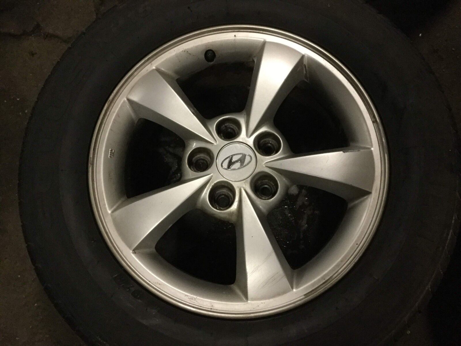 06-11 Hyundai Azera 225/60R16 Alloy Wheel & Tire Set (4pcs) - OEM A8 Replacement for Enhanced Performance & Style - Perfect for Road Trips & Daily Commuting