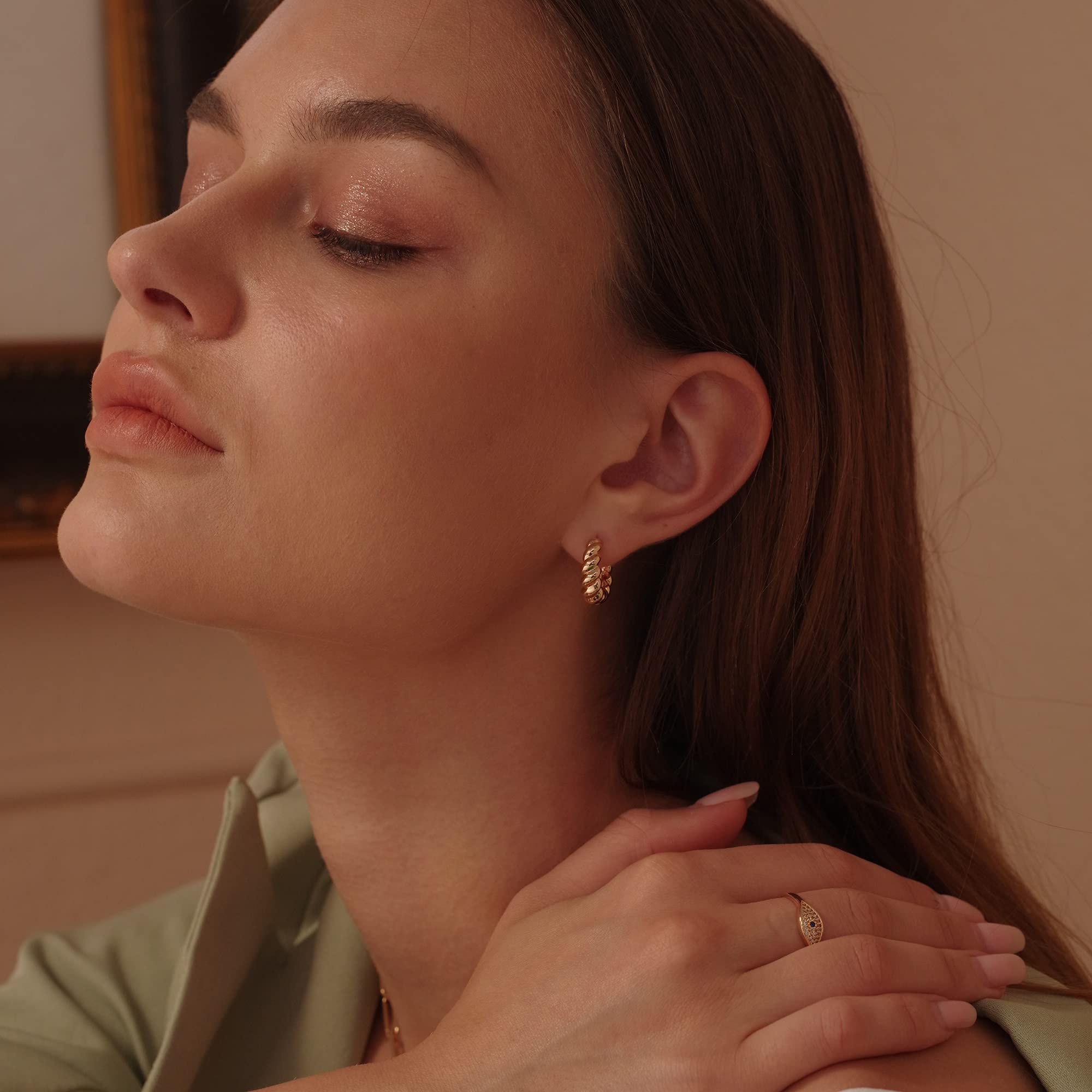 MEVECCO 18K Gold Plated Chunky Huggie Hoop Earrings - Hypoallergenic Handmade Dainty Sleeper Hoops for Women | Perfect for Everyday Wear, Parties & Gifts