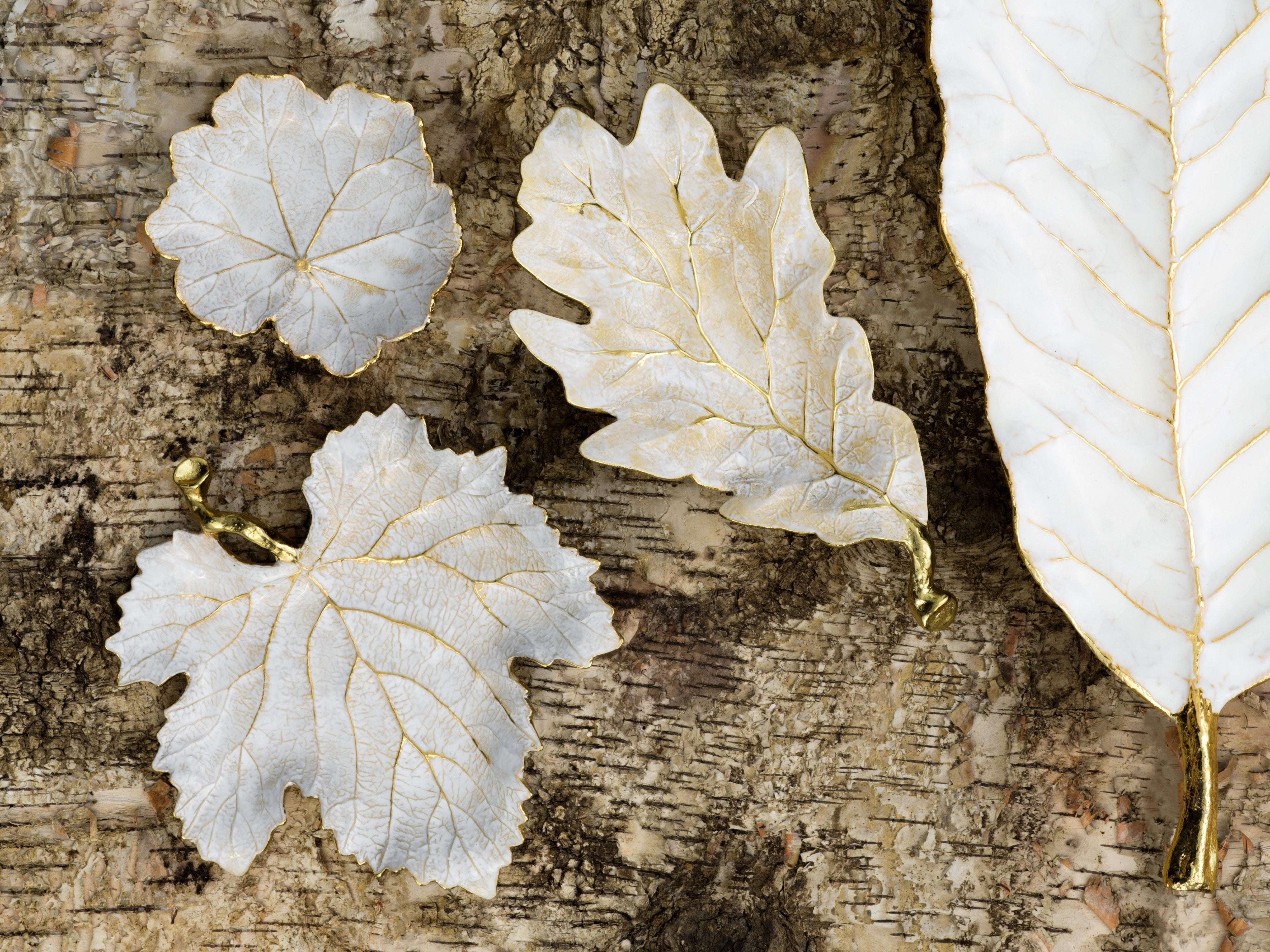Premium Red Oak Leaf-Shaped Serving Dish - Elegant Fall & Winter Tableware for Holiday Dinners, Thanksgiving Decor, and Seasonal Centerpieces