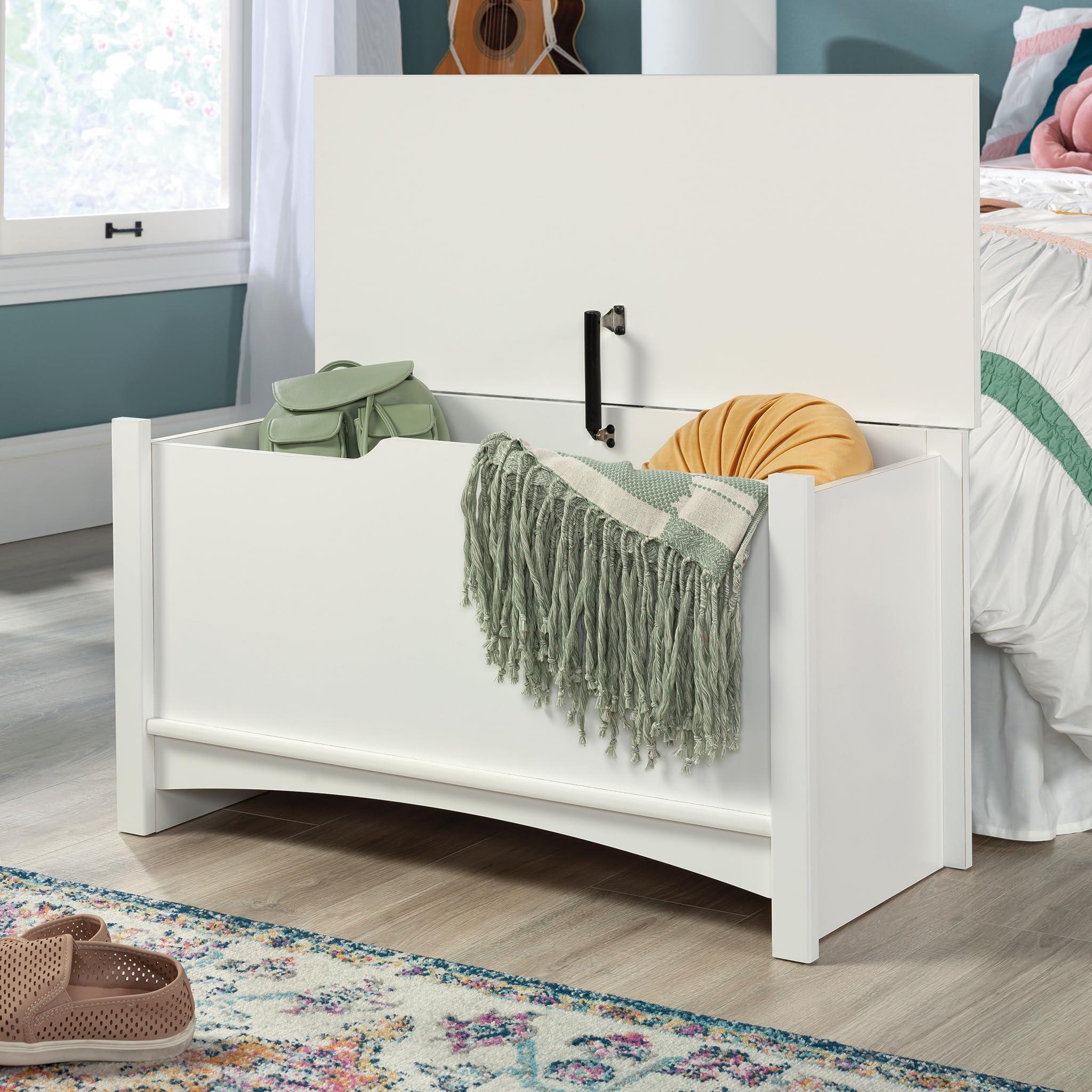 Sauder Shoal Creek Soft White Storage Chest - Toy & Living Room Organizer with Lift Top - Perfect for Kids' Room, Nursery, and Home Decor Storage Solutions