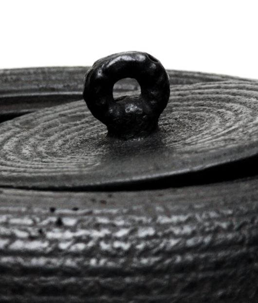 Authentic Japanese Nanbu Tetsubin Iron Teapot - Koizumi Nizaemon 11th Generation Ohitomemon Uba Guchi Gata Style - Traditional Cast Iron Teapot with Original Box - Perfect for Tea Ceremonies, Home Decor & Gift Giving