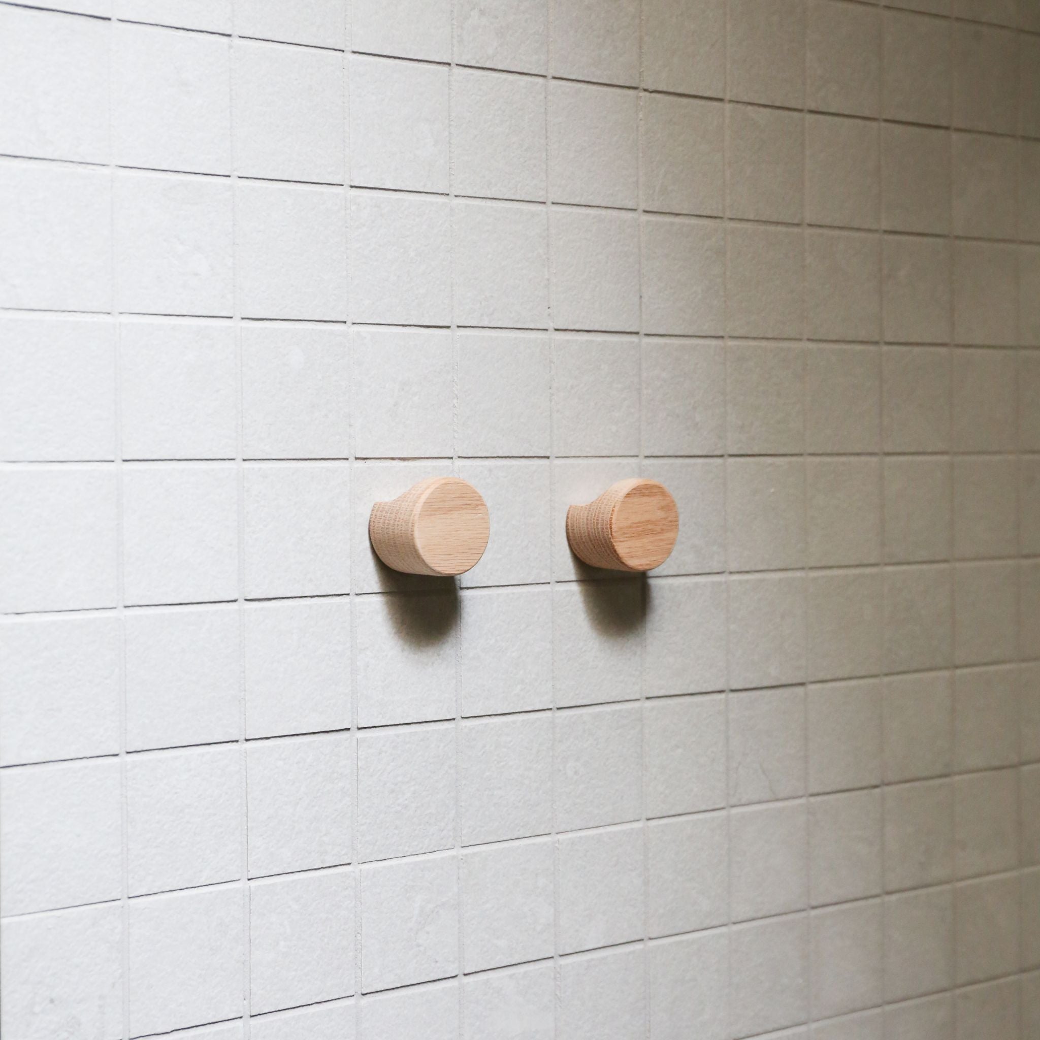 DESIGNSTUFF The Crest Hook, Medium, Oak (Set of 2) - Wall Mounted Coat Hooks for Entryway, Bathroom & Bedroom Organization - Rustic Home Decor for Hanging Coats, Hats, Bags & Towels